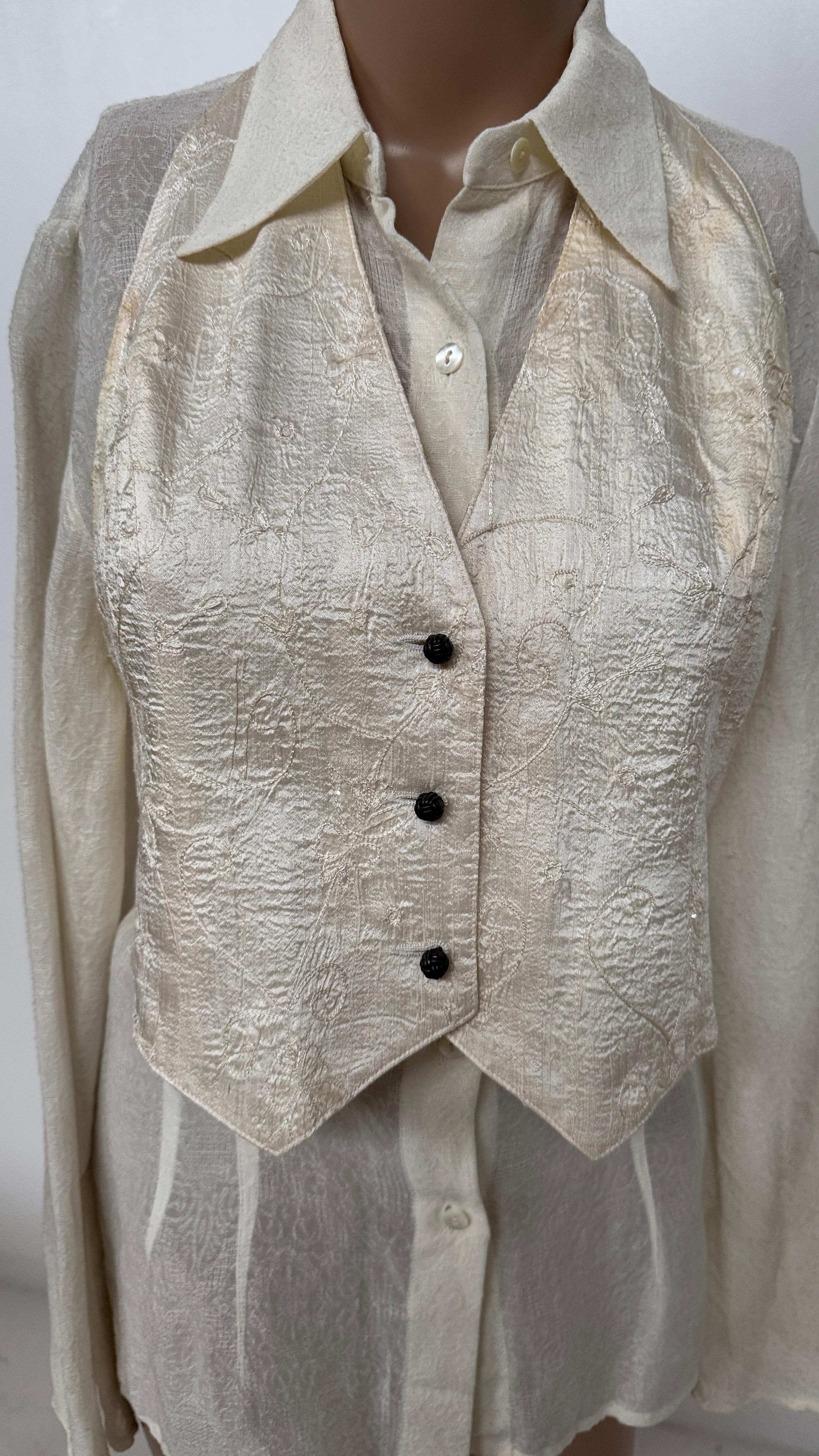 Expresión refinada y sensual de la elegancia parisina de los 90, este raro conjunto de dos piezas de Barbara Bui presenta una escultural camisa de manga larga y un chaleco halter ajustable, ambos confeccionados en un lujoso jacquard de seda en un