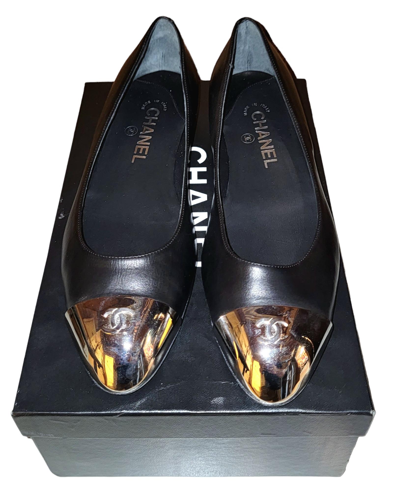 Noir Chaussures de ballerines Barnd rares avec détails chromés CC en vente