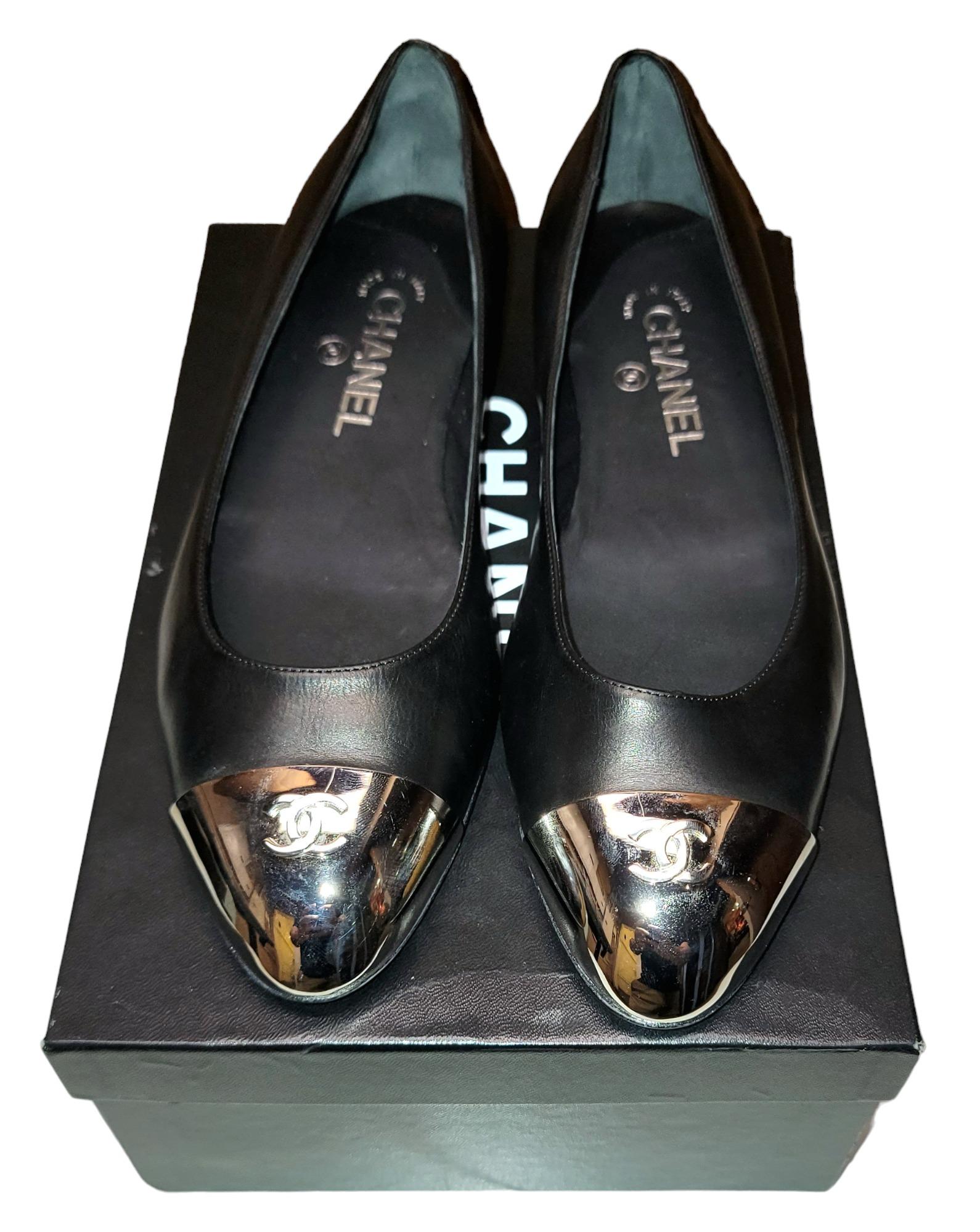 Chaussures de ballerines Barnd rares avec détails chromés CC Unisexe en vente