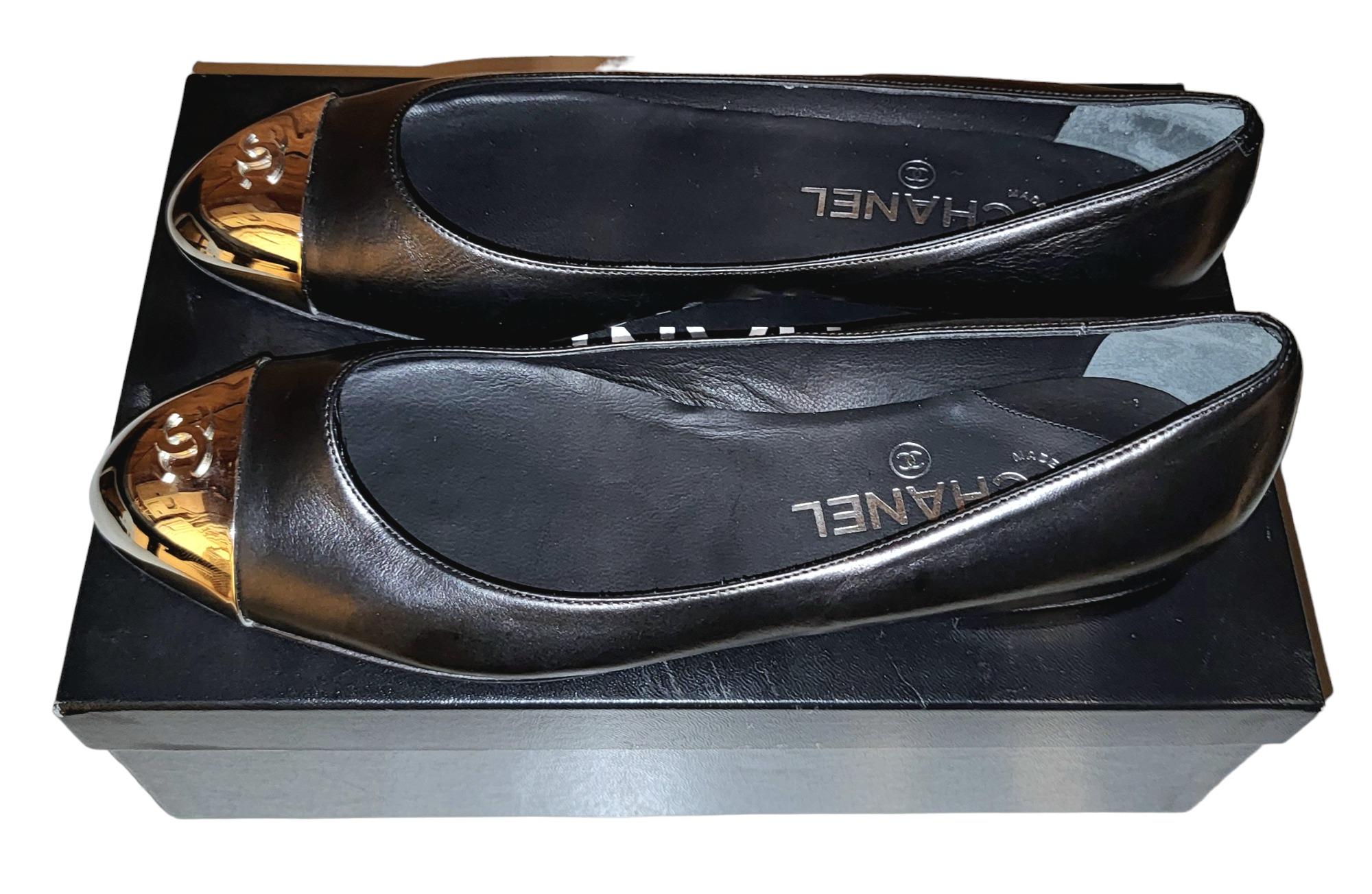 Chaussures de ballerines Barnd rares avec détails chromés CC en vente 2