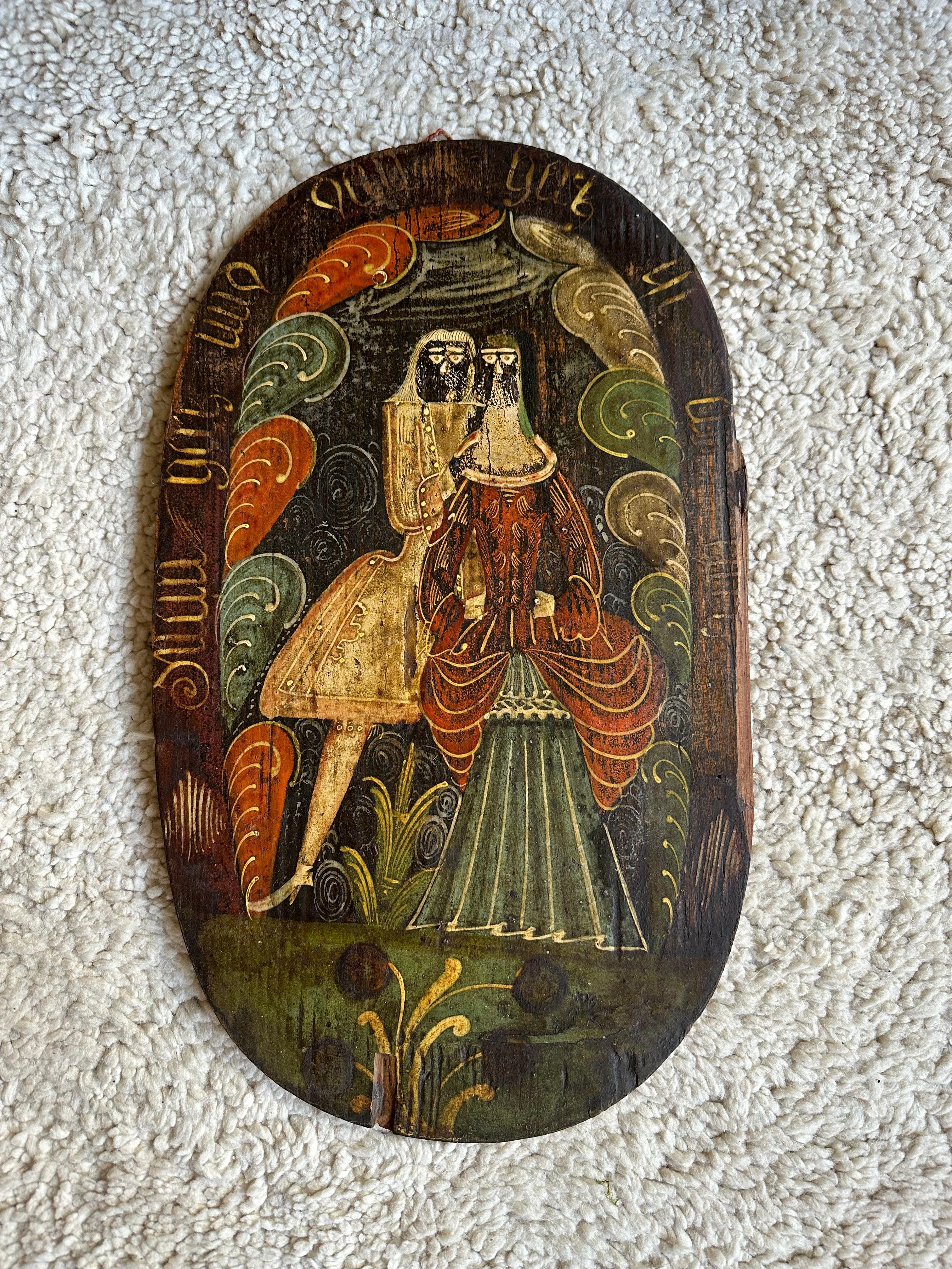 Retrocede en el tiempo con este exquisito hallazgo: la tapa de una rara sombrerera de principios del siglo XVIII, hacia 1740. Fabricada en madera maciza y adornada con una pintura original meticulosamente conservada, esta pieza ofrece una visión de