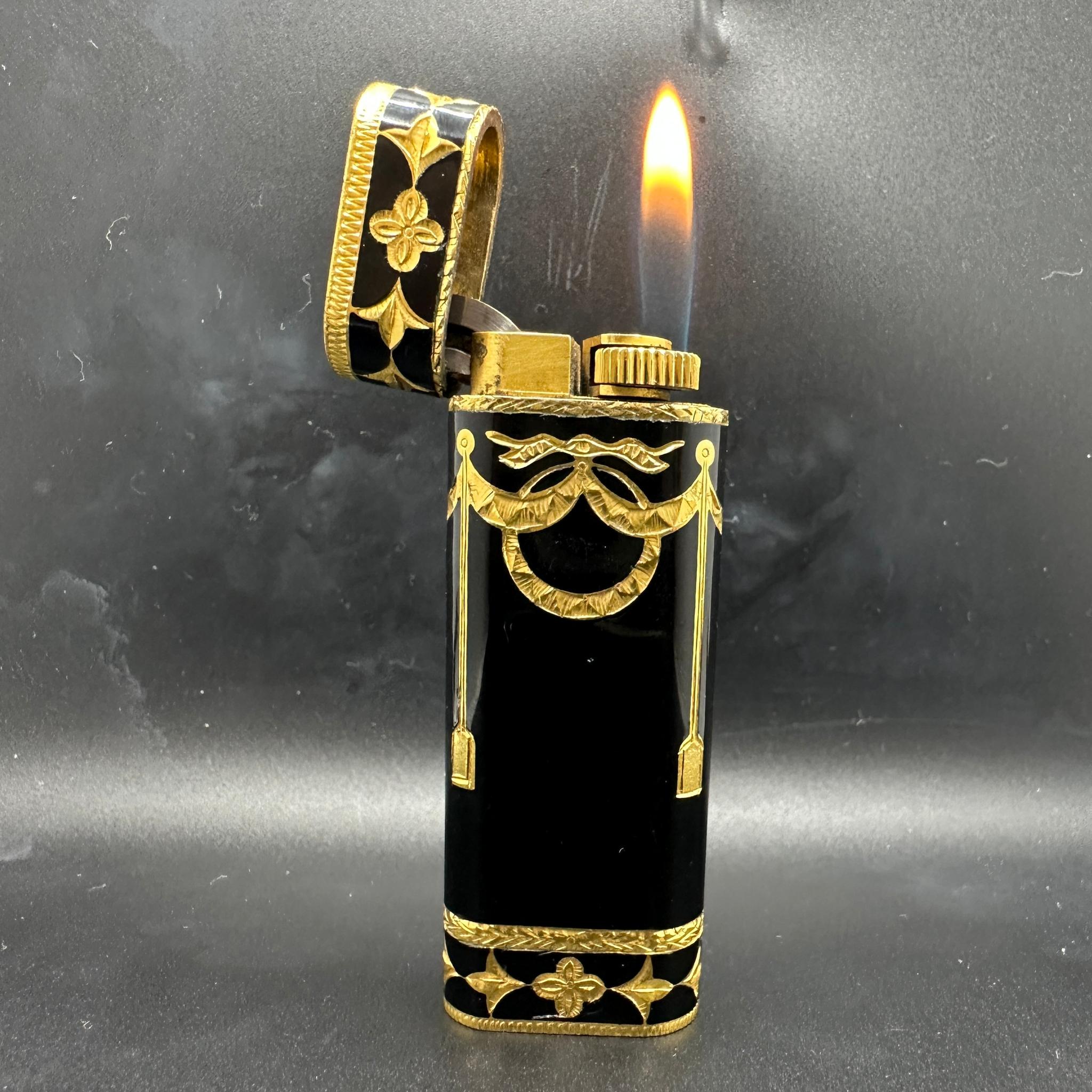 Rare Baroque Le Must De Cartier “Royking” 18 K Gold Inlay & Black Lacquer
Cartier “Royking” lighter.
Circe 1970
CARTIER  Roy King Rollagas, a Unique RARE example of a ROYKING designed Cartier Rollagas lighter made circa 1970's, 18K Gold Baroque