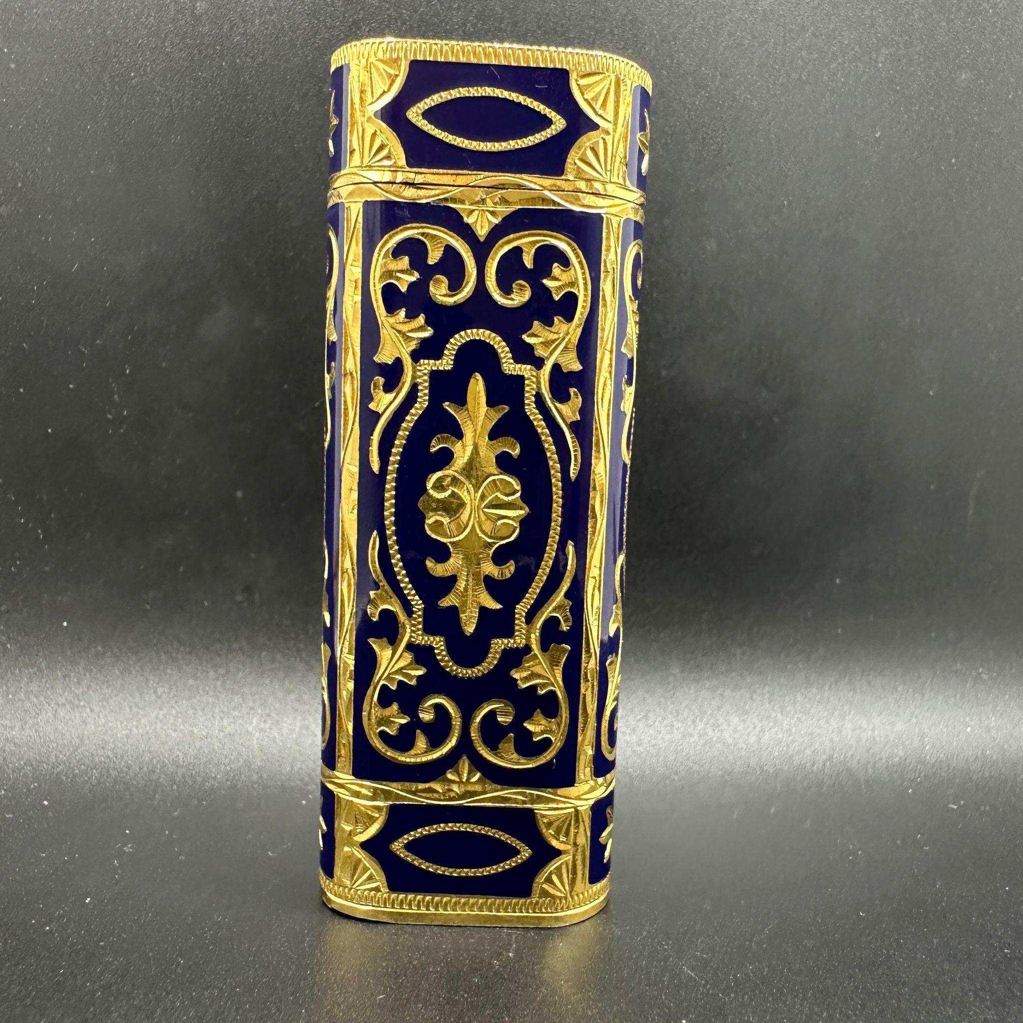 Cartier “Royking” lighter.
Circe 1970
CARTIER  Roy King Rollagas, a Unique RARE example of a ROYKING designed Cartier Rollagas lighter made circa 1970's, 18K Gold Baroque Inlay with Dark Blue lacquer, mint condition.
Roy King emblem on top side part