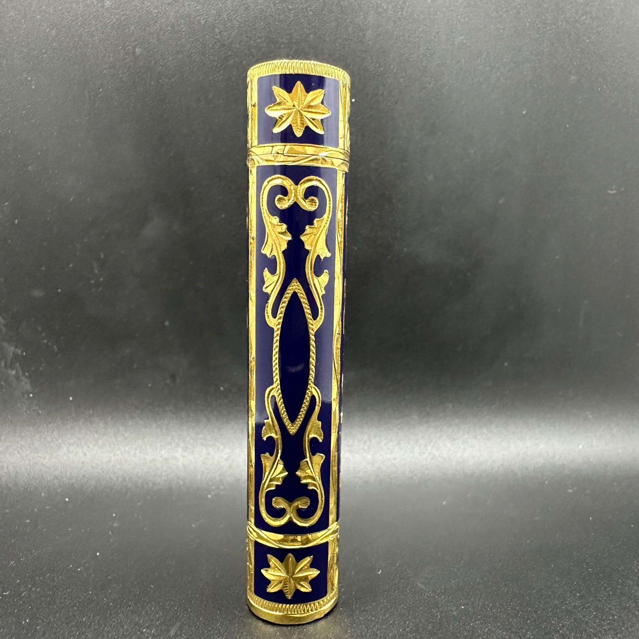 Rare Baroque Cartier “Royking” Vintage 18gold & Lacquer Lighter In Excellent Condition In New York, NY