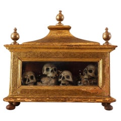 Récipient baroque rare destiné à abriter un « memento mori », présenté dans un reliquaire doré