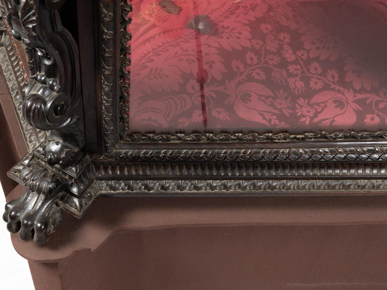 Tissu Rare vitrine baroque avec podium, 18ème siècle en vente
