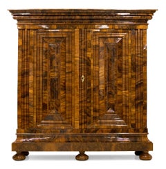 Seltene Barockgarderobe:: Frankfurter Wellenschrank:: Deutschland:: um 1730