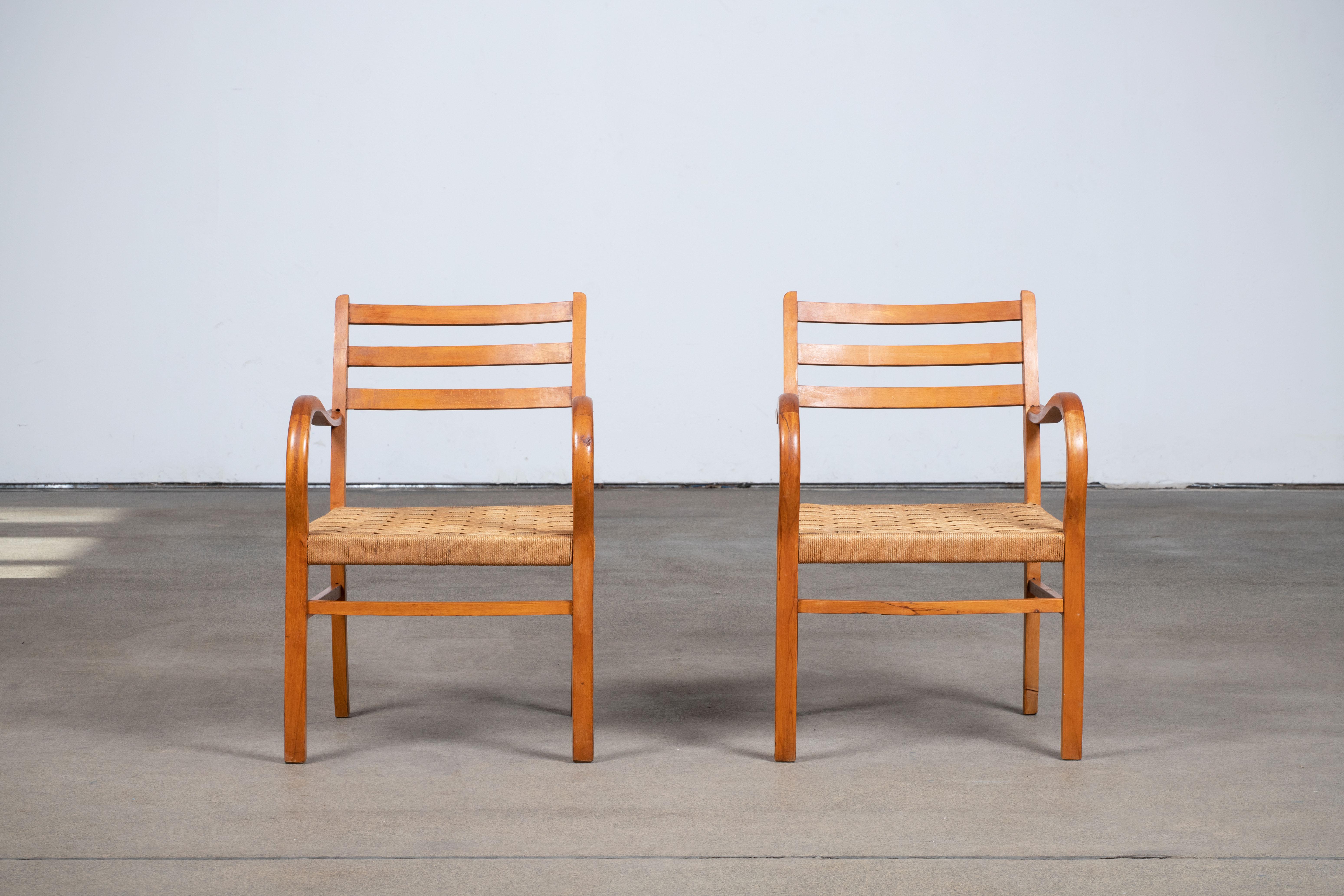 Ein Paar Bauhaus-Sessel von Erich Dieckmann, 1925.
Zusammen mit Marcel Breuer gilt er als der wichtigste Bauhaus-Möbeldesigner. Er entwickelte vor allem Möbel, zunächst aus Holz in geometrischer Grundform mit rechteckigen Rahmen und