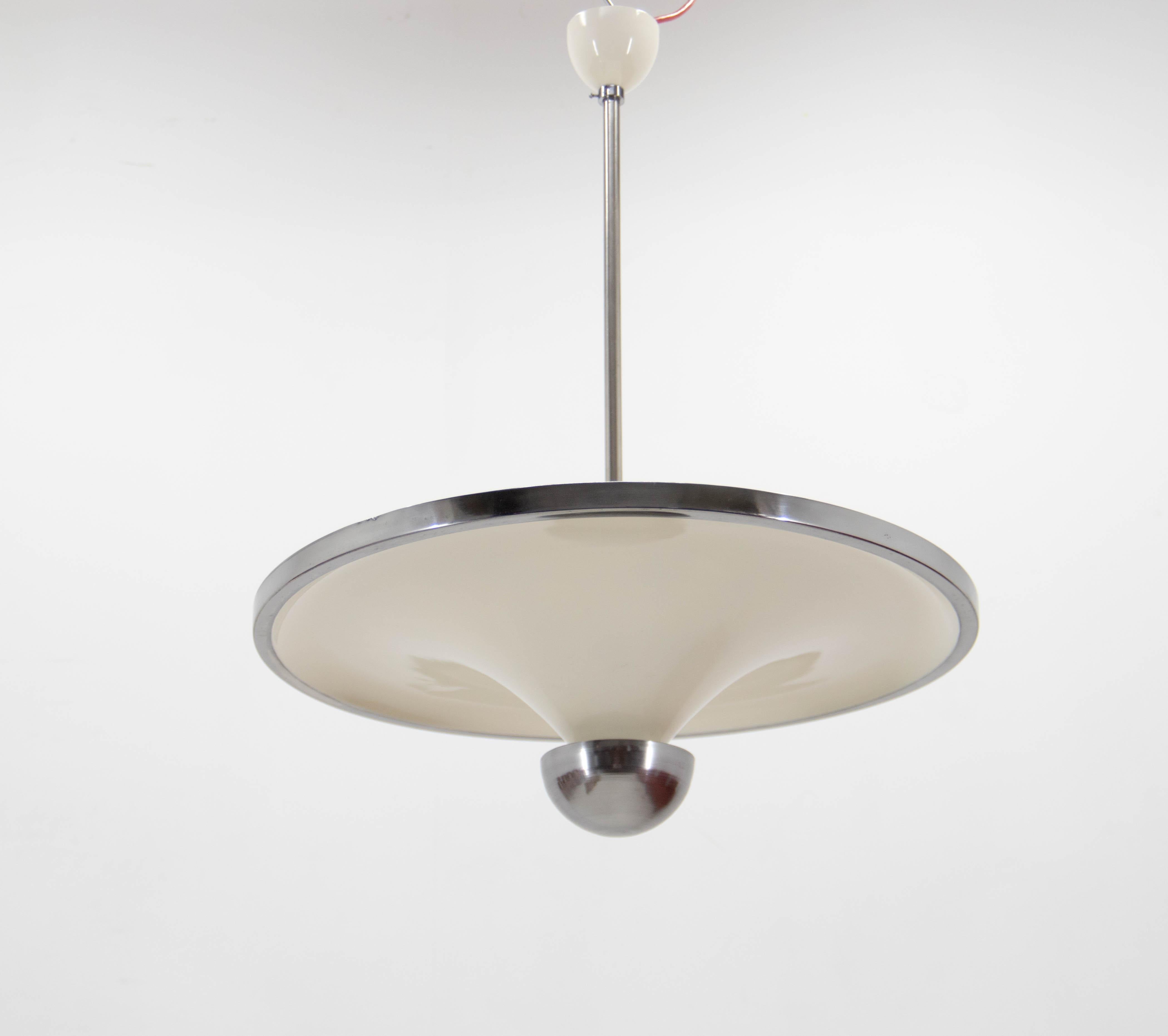 Magnifique lustre simple et élégant à lumière indirecte avec ampoule inférieure réglable, conçu par Franta Anyz et exécuté par IAS dans les années 1920. 
Restauré avec soin : 
nouvelle peinture de couleur ivoire
recâblage : deux circuits séparés -