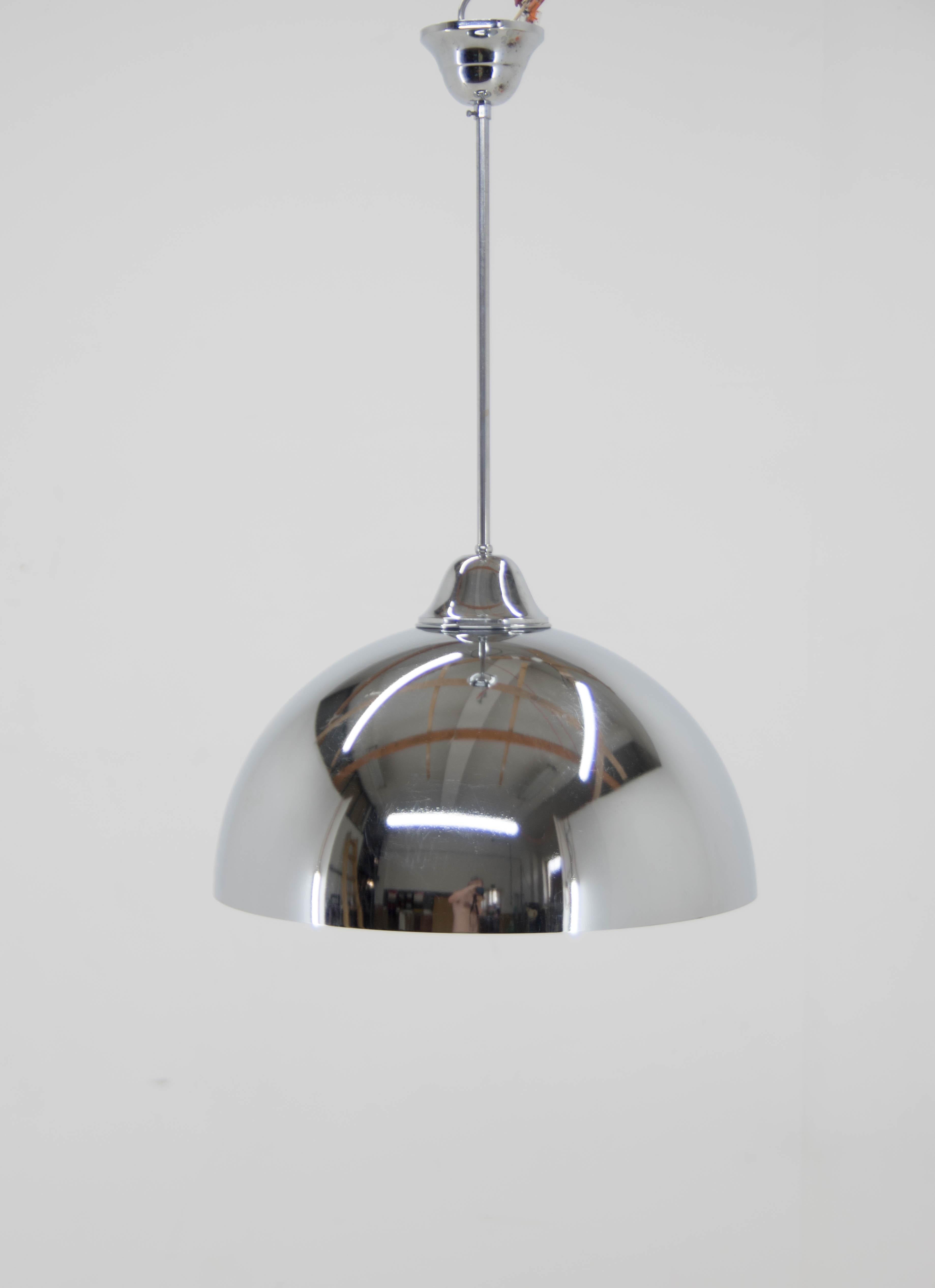 Rare Bauhaus pendant made in Czechoslovakia in 1930s.
Minimalistic beautiful design.
Restored: chrome polished, new white paint, rewired:
1x100W, E25-E27 bulb
US wiring compatible