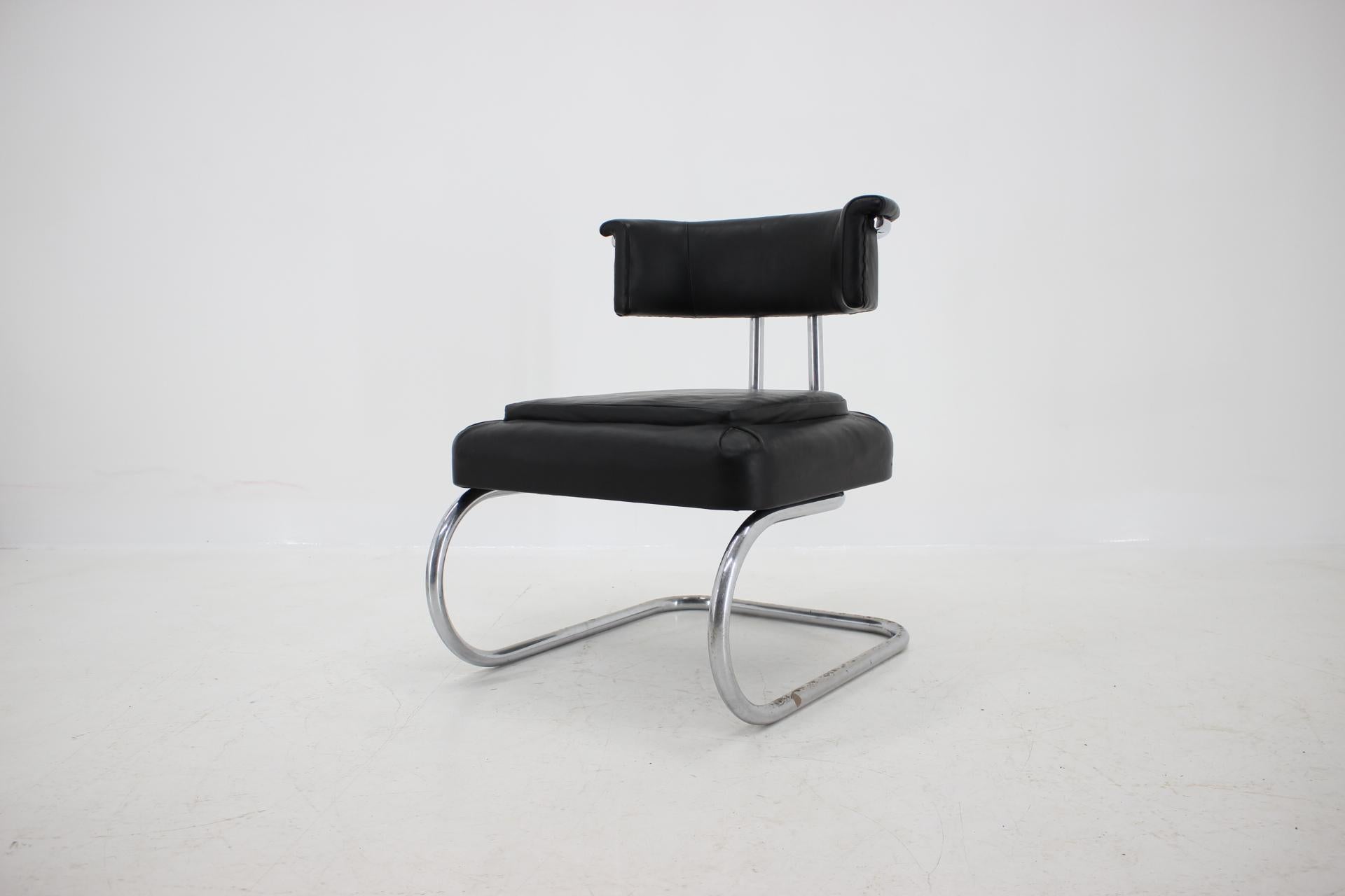 - Czechoslovakia, 1930s
- Manufacturer: MÜCKE MELDER, model fn 28
- Publicated in catalogues and books (2000 chrome chairs by Otakar Mácel)
- Good original condition with patina
- New upholstery with high-quality black leather.