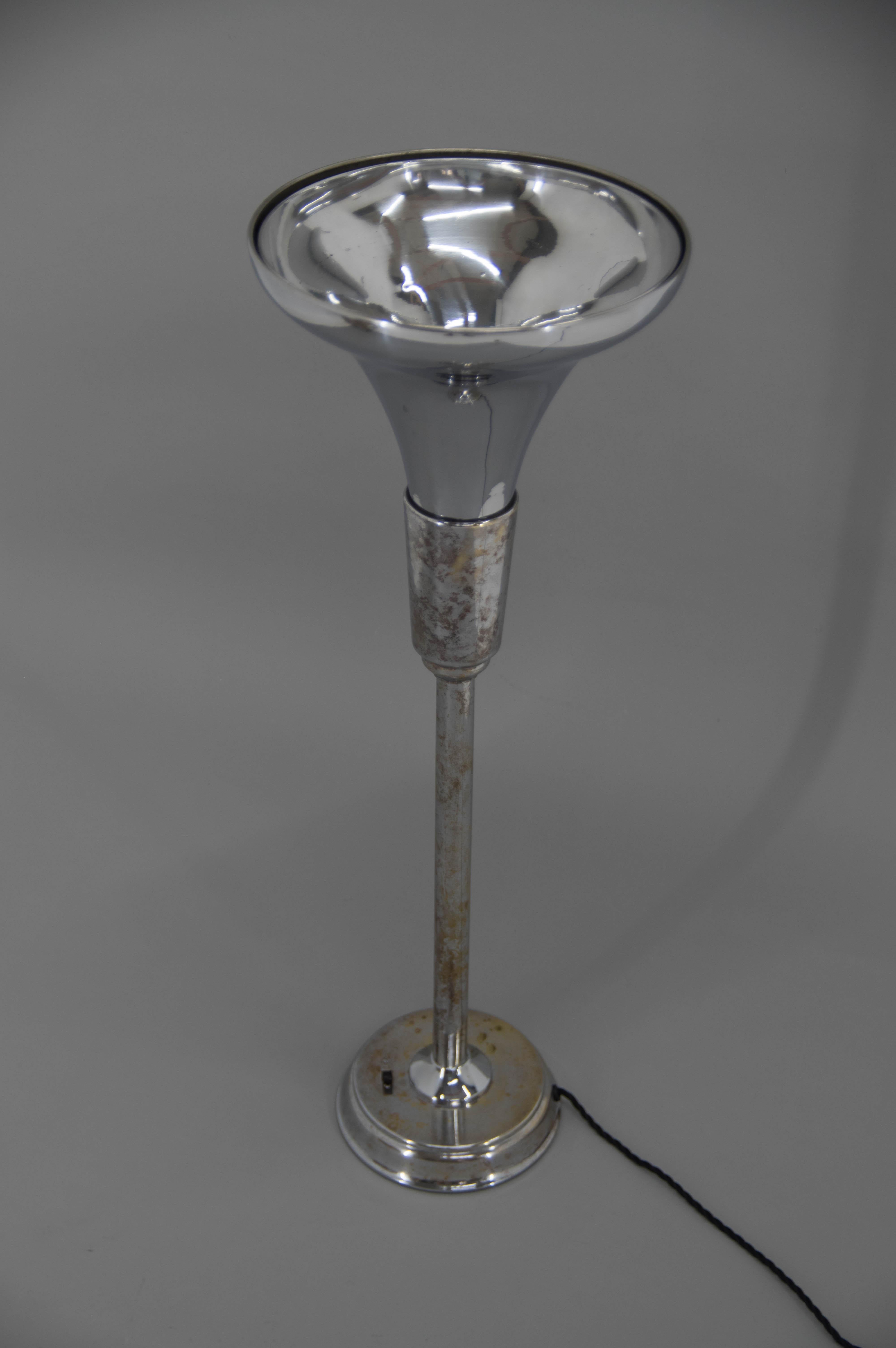 Rara lámpara de pie o de mesa Bauhaus de luz indirecta.
Fabricado por Gottlieb Brothers & Brauchbar Brno en la década de 1920 en Checoslovaquia bajo licencia Luminator INC. Chicago
Bonito diseño sencillo
Cromado con pátina de envejecimiento -