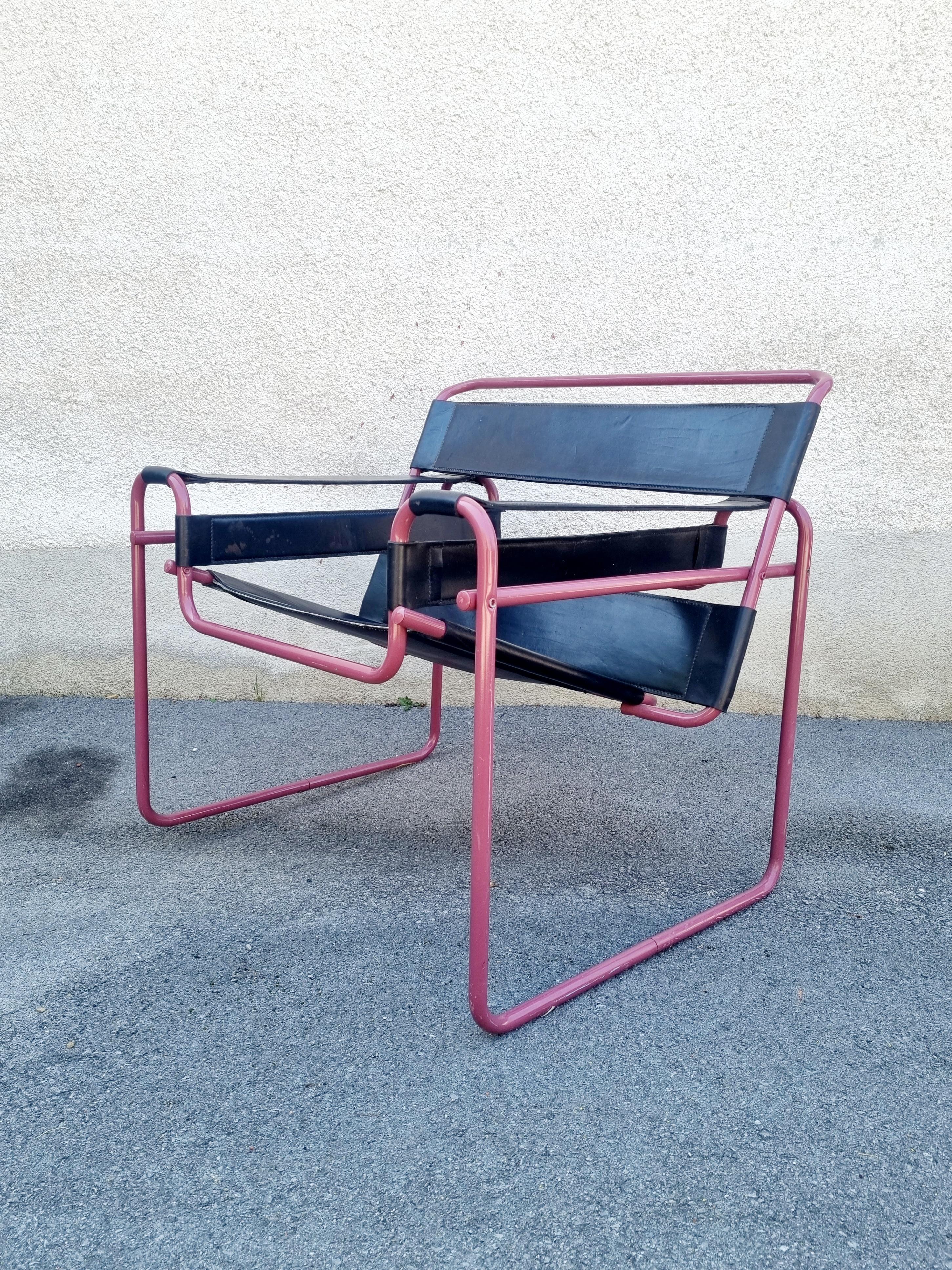 Silla Wassily modelo ob B3 muy rara diseñada por Marcel Breuer en 1925
La estructura es de acero pintado en color rosa y cuero
Esta silla se atribuye a la empresa Walter Knoll
Fabricado en los 80
