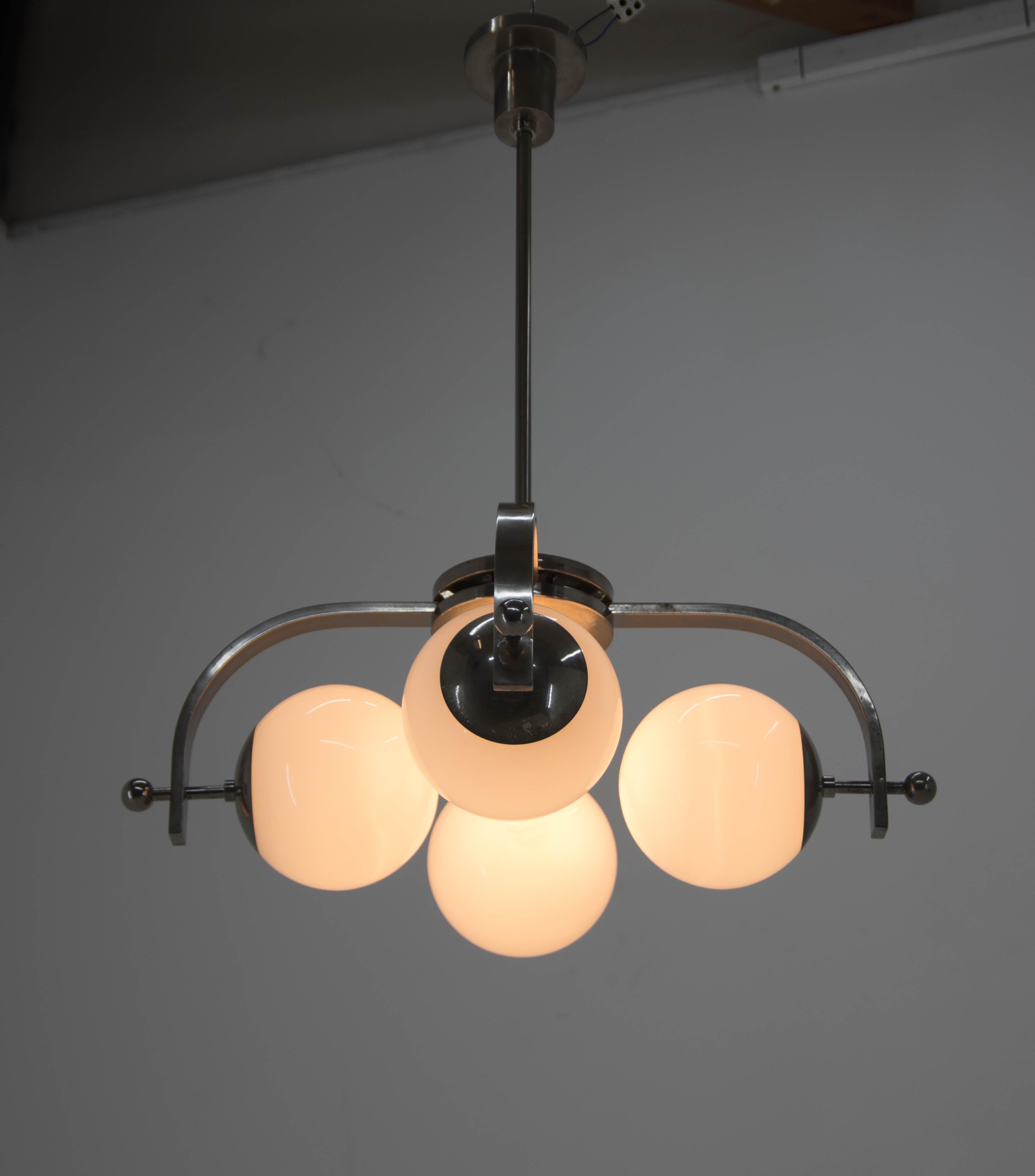 Rare Bauhaus 4-flamming chandelier.
Restored: nickel with age patina cleaned and polished
Glass in perfect condition.
Rewired: 4x40W, E25-E27 bulbs
US wiring compatible.