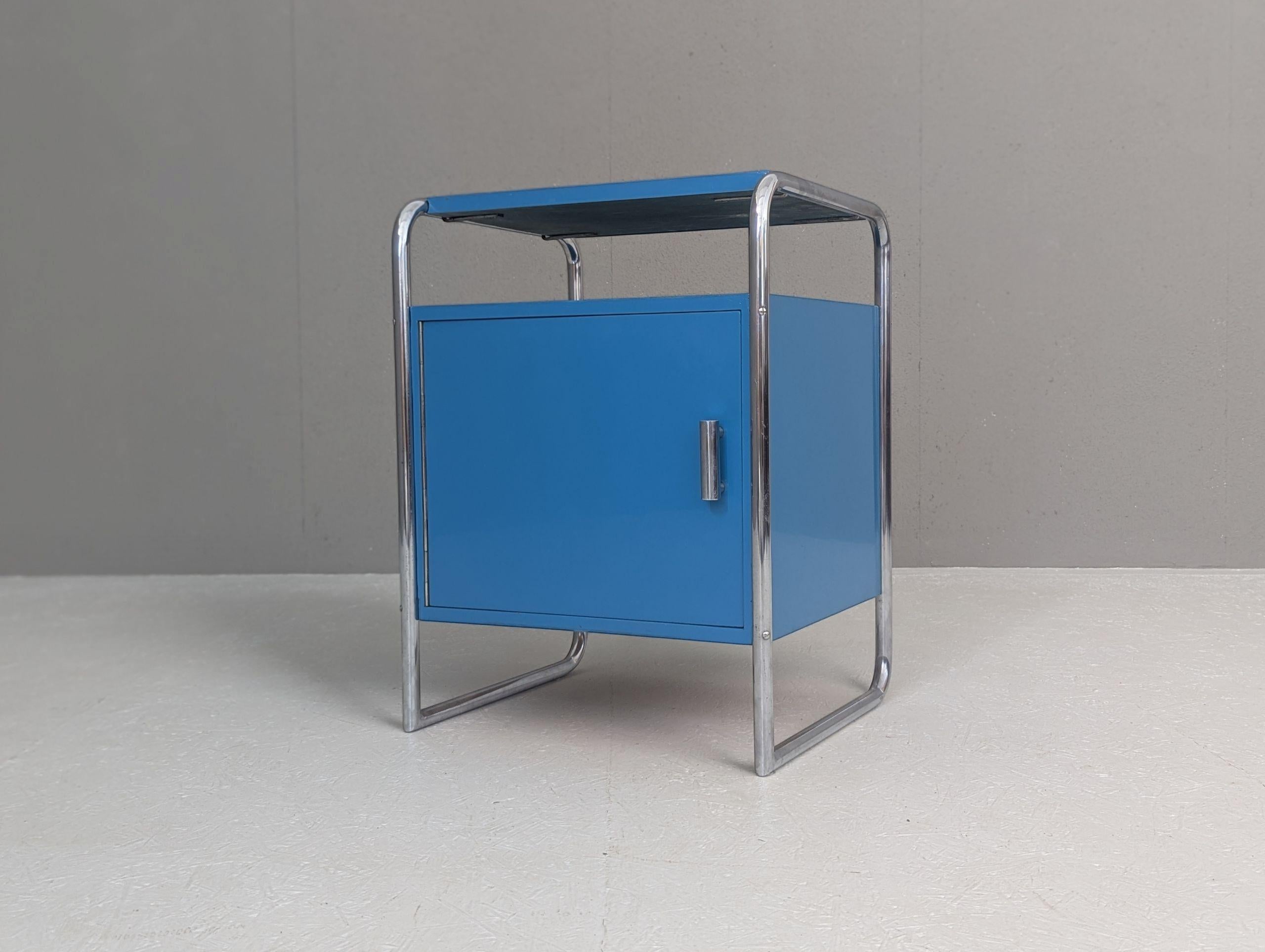 Rare table de nuit de l'époque du Bauhaus, modèle B 107, conçue par l'architecte J. Fenyves (probablement hongrois) et produite par Thonet au début des années 1930. Cette pièce élégamment minimaliste se compose d'un cadre tubulaire en acier chromé