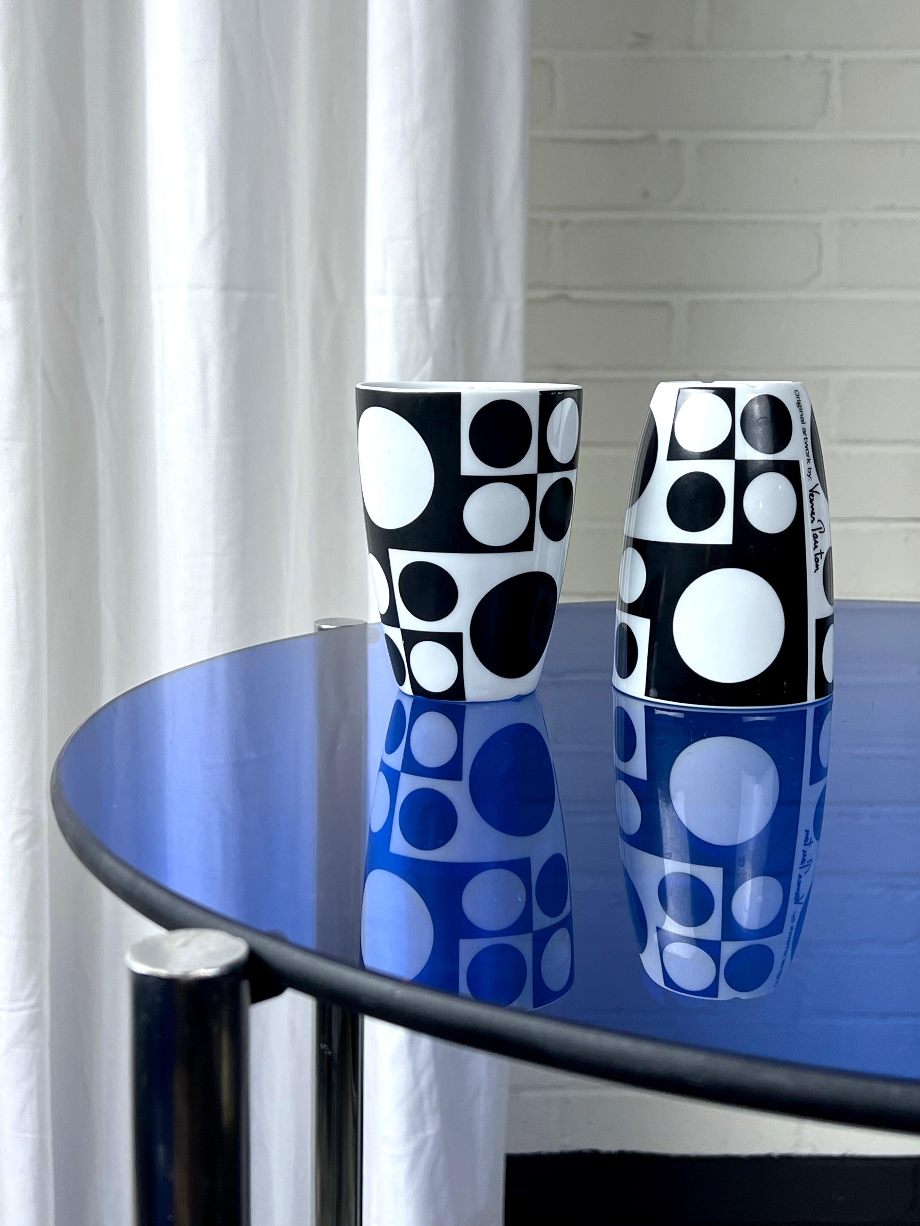 Seltener, gelegentlich hoher Bauhaus-Tisch mit dicker blauer Glasplatte (Europäisch) im Angebot