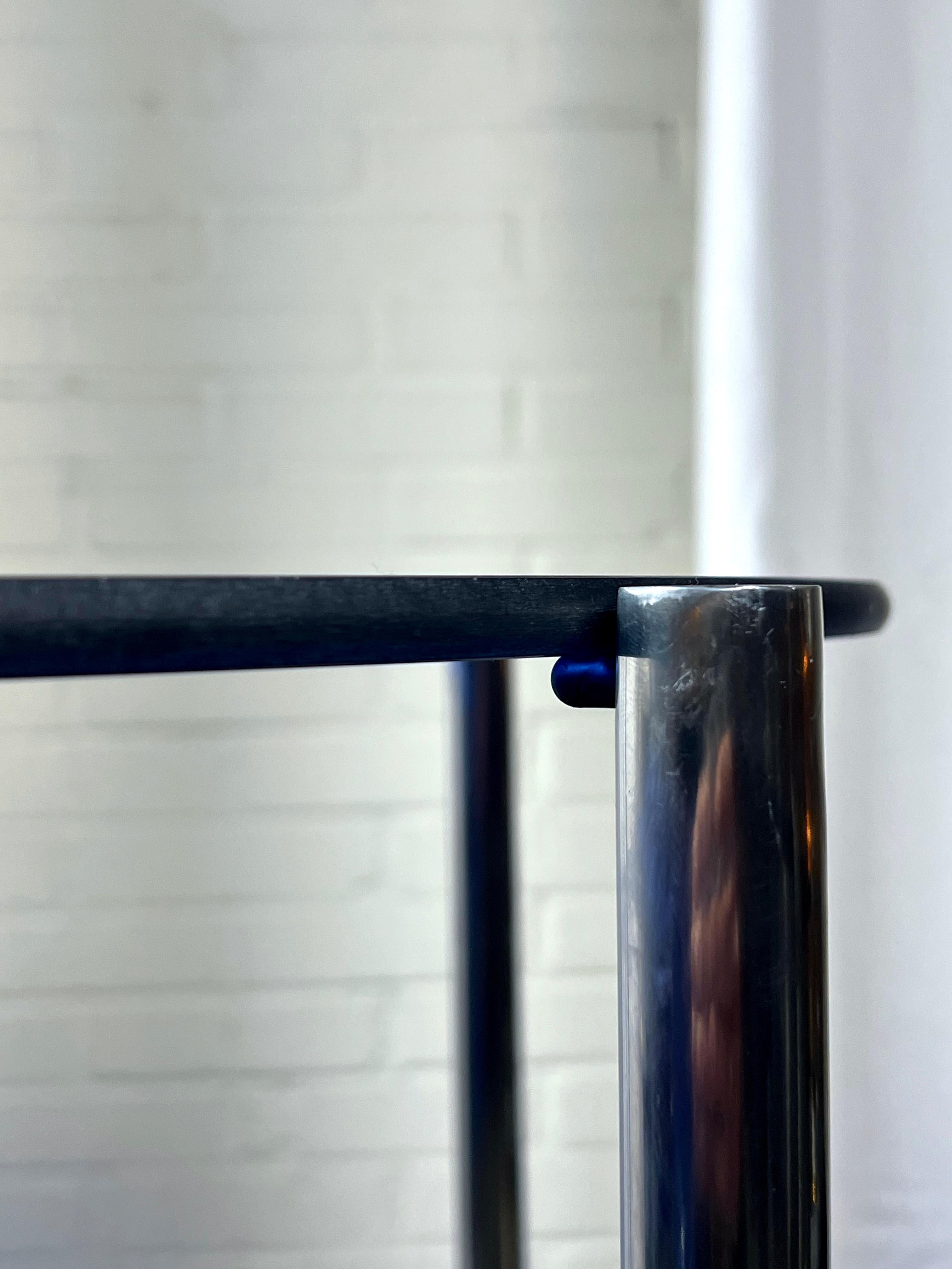 Seltener, gelegentlich hoher Bauhaus-Tisch mit dicker blauer Glasplatte im Zustand „Gut“ im Angebot in Amstelveen, NL