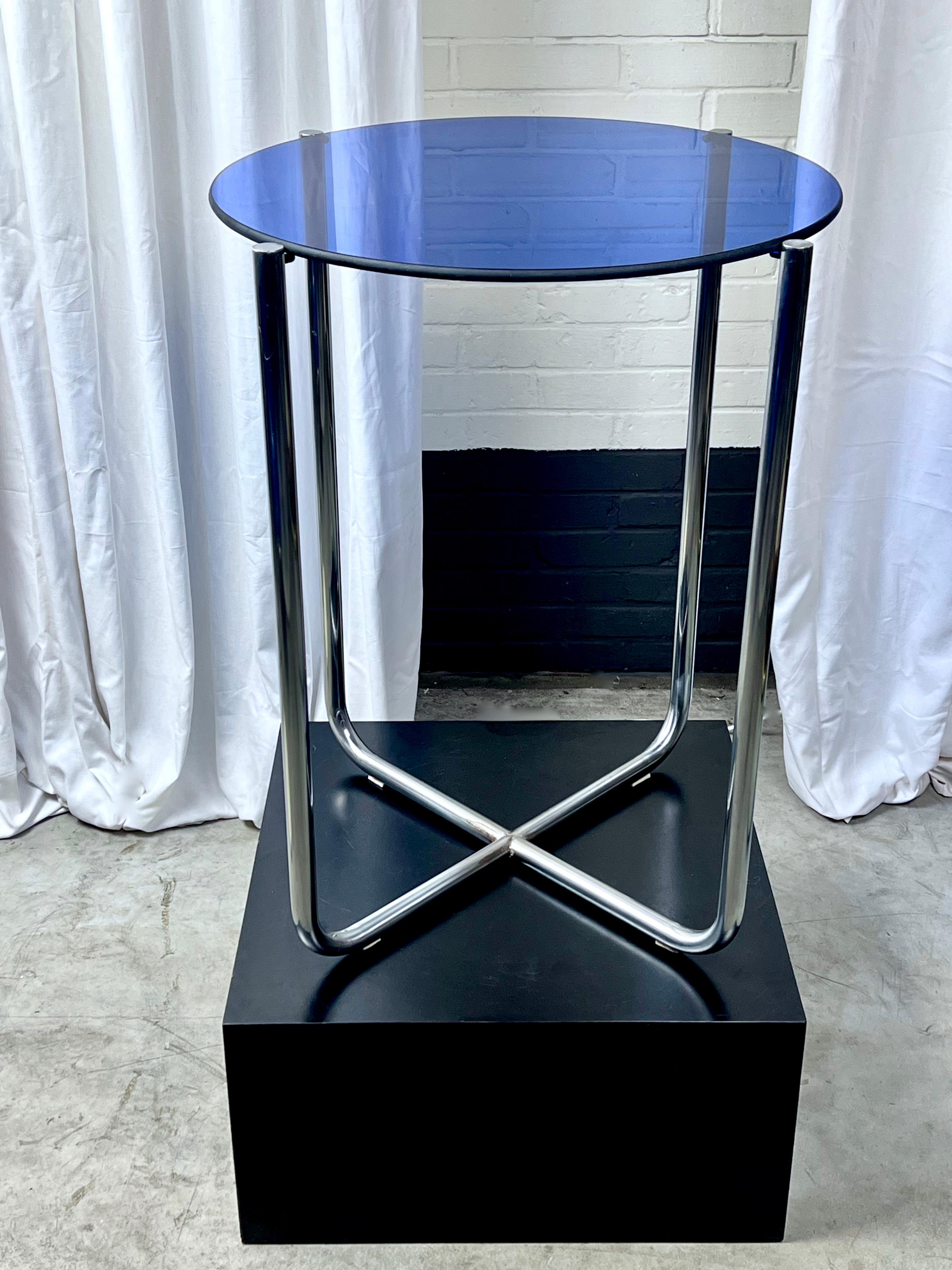 Seltener, gelegentlich hoher Bauhaus-Tisch mit dicker blauer Glasplatte im Angebot 1