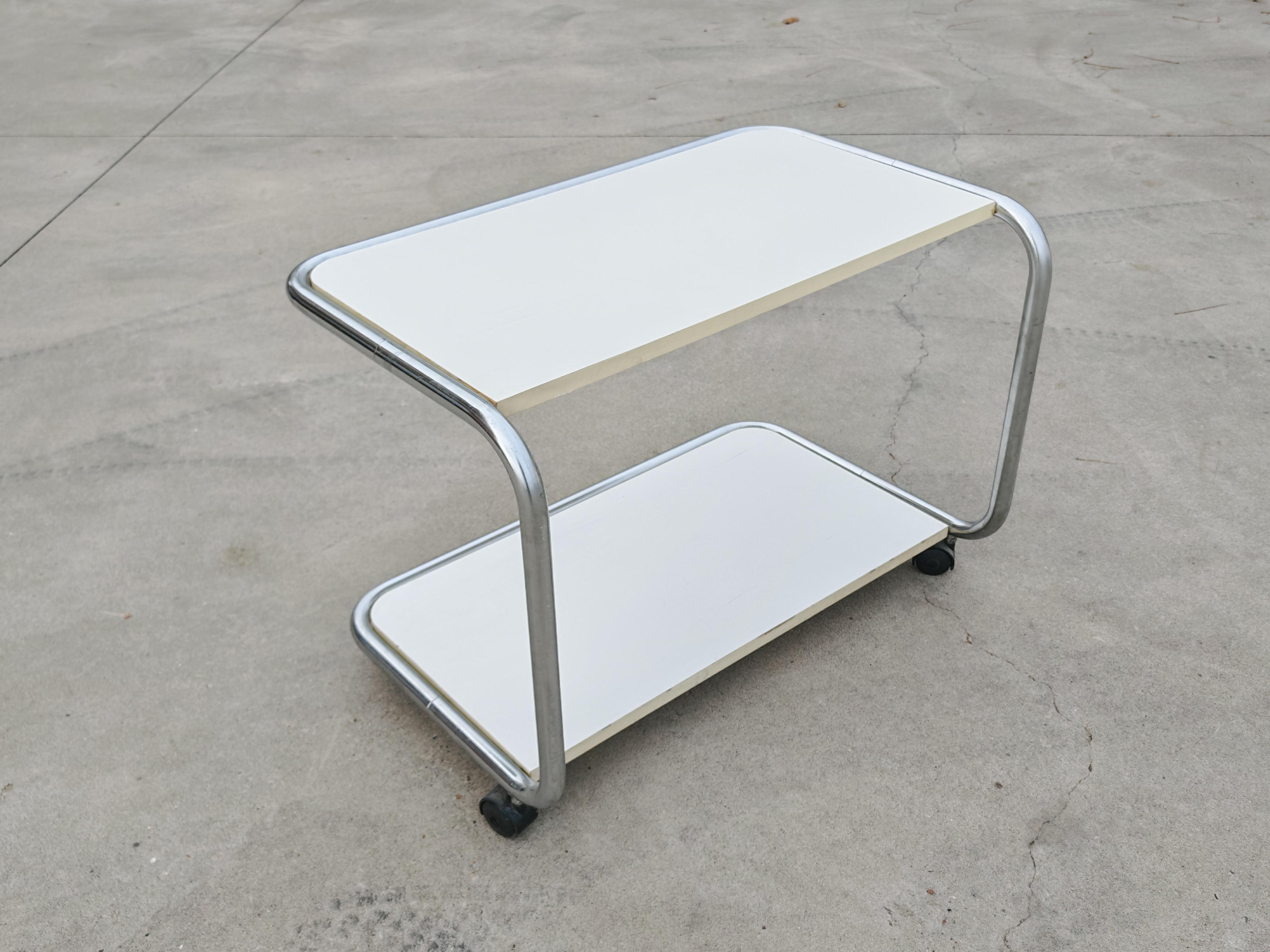 Rare table d'appoint tubulaire à 2 niveaux de style Bauhaus avec roues, Italie, années 1970 en vente 6