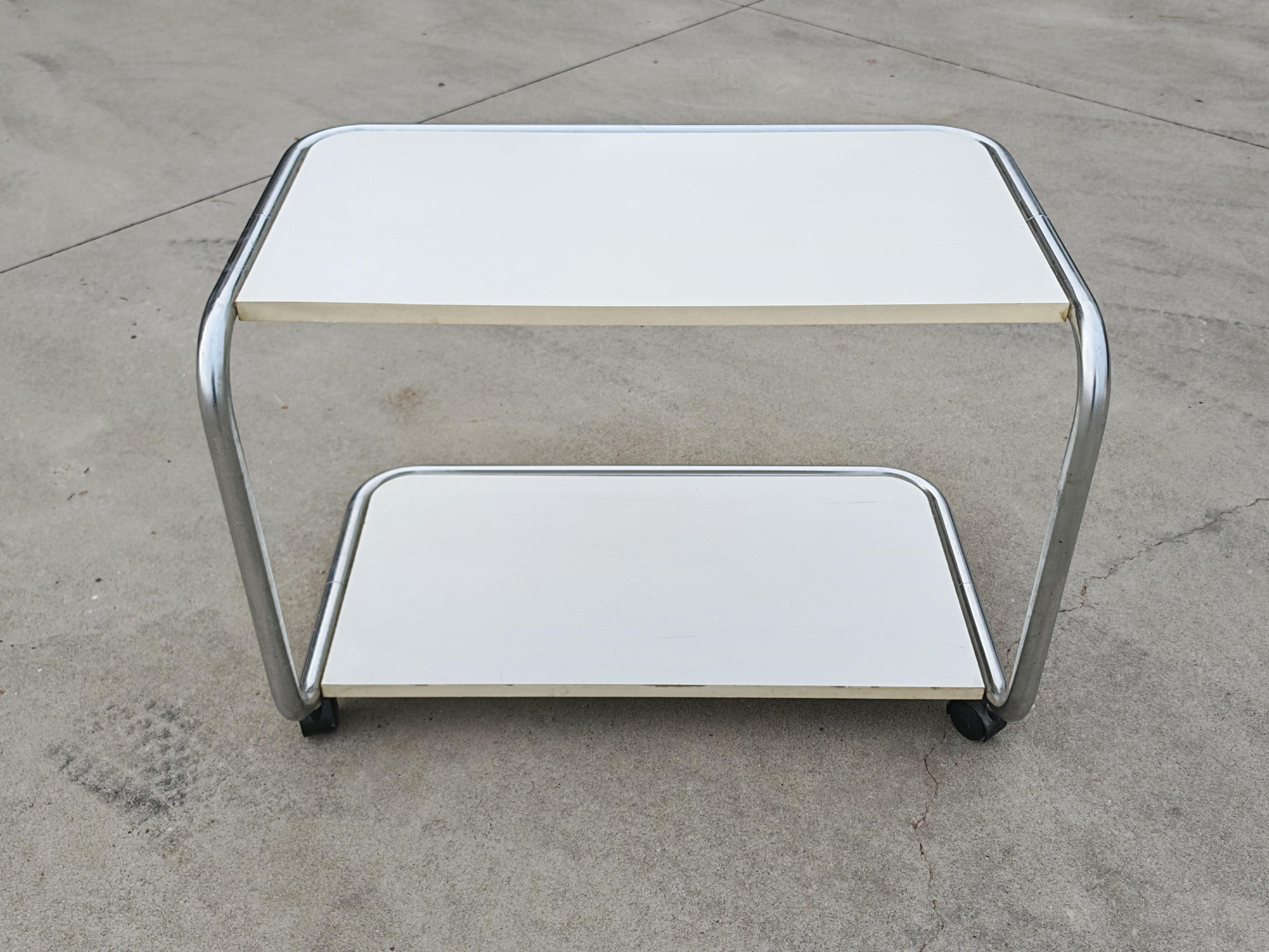 Rare table d'appoint tubulaire à 2 niveaux de style Bauhaus avec roues, Italie, années 1970 en vente 7