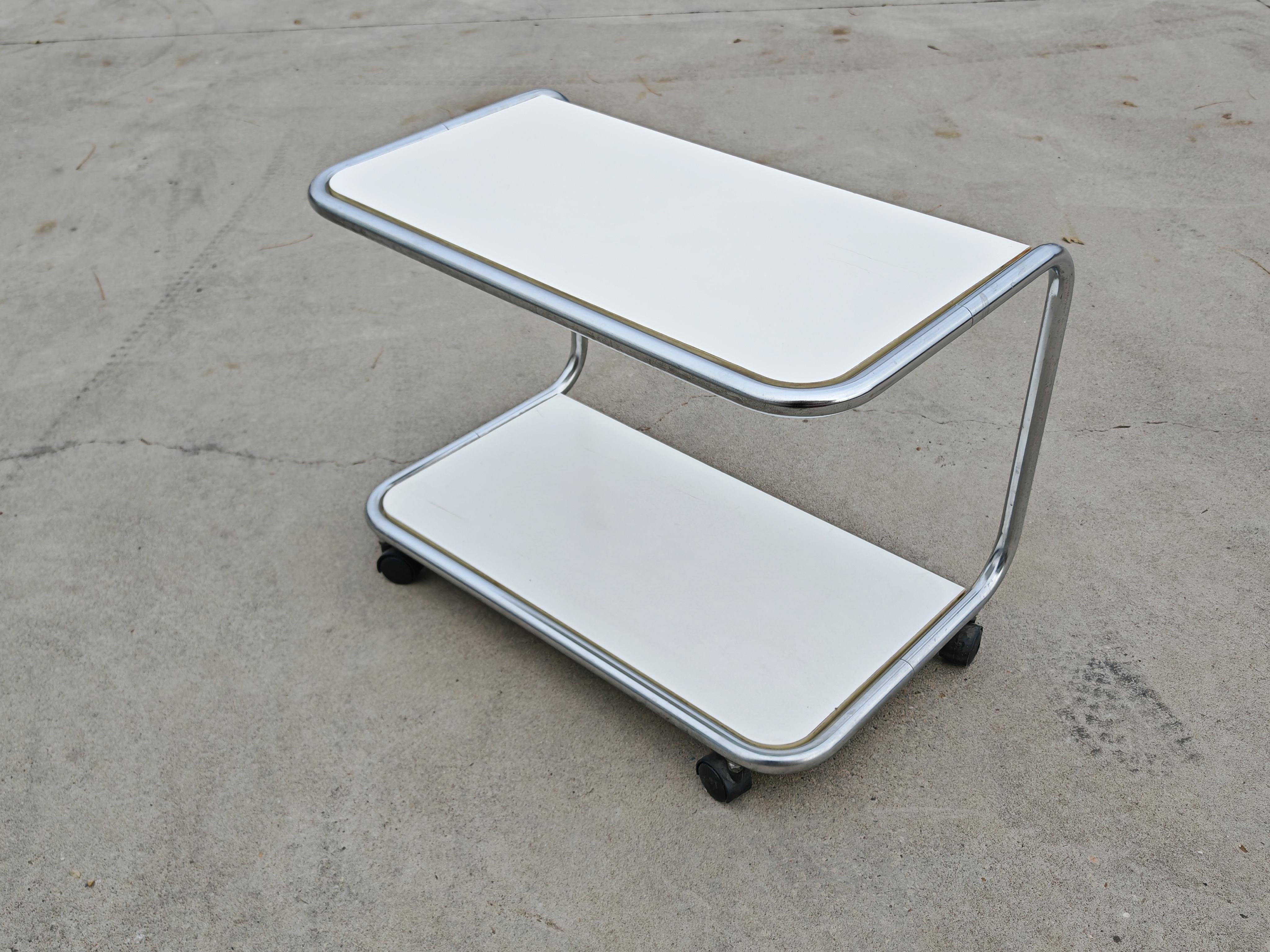 Rare table d'appoint tubulaire à 2 niveaux de style Bauhaus avec roues, Italie, années 1970 en vente 8
