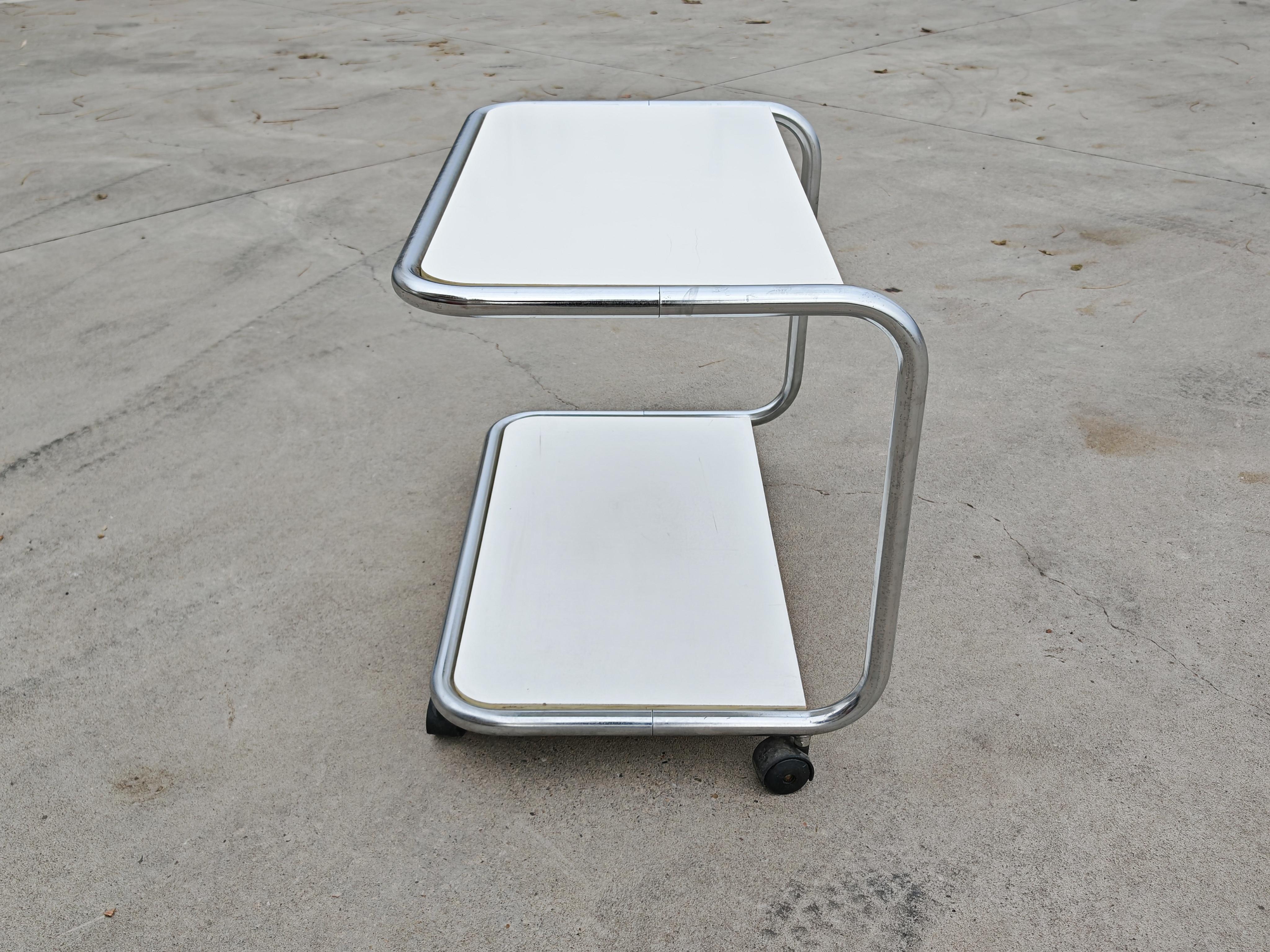 Rare table d'appoint tubulaire à 2 niveaux de style Bauhaus avec roues, Italie, années 1970 en vente 9