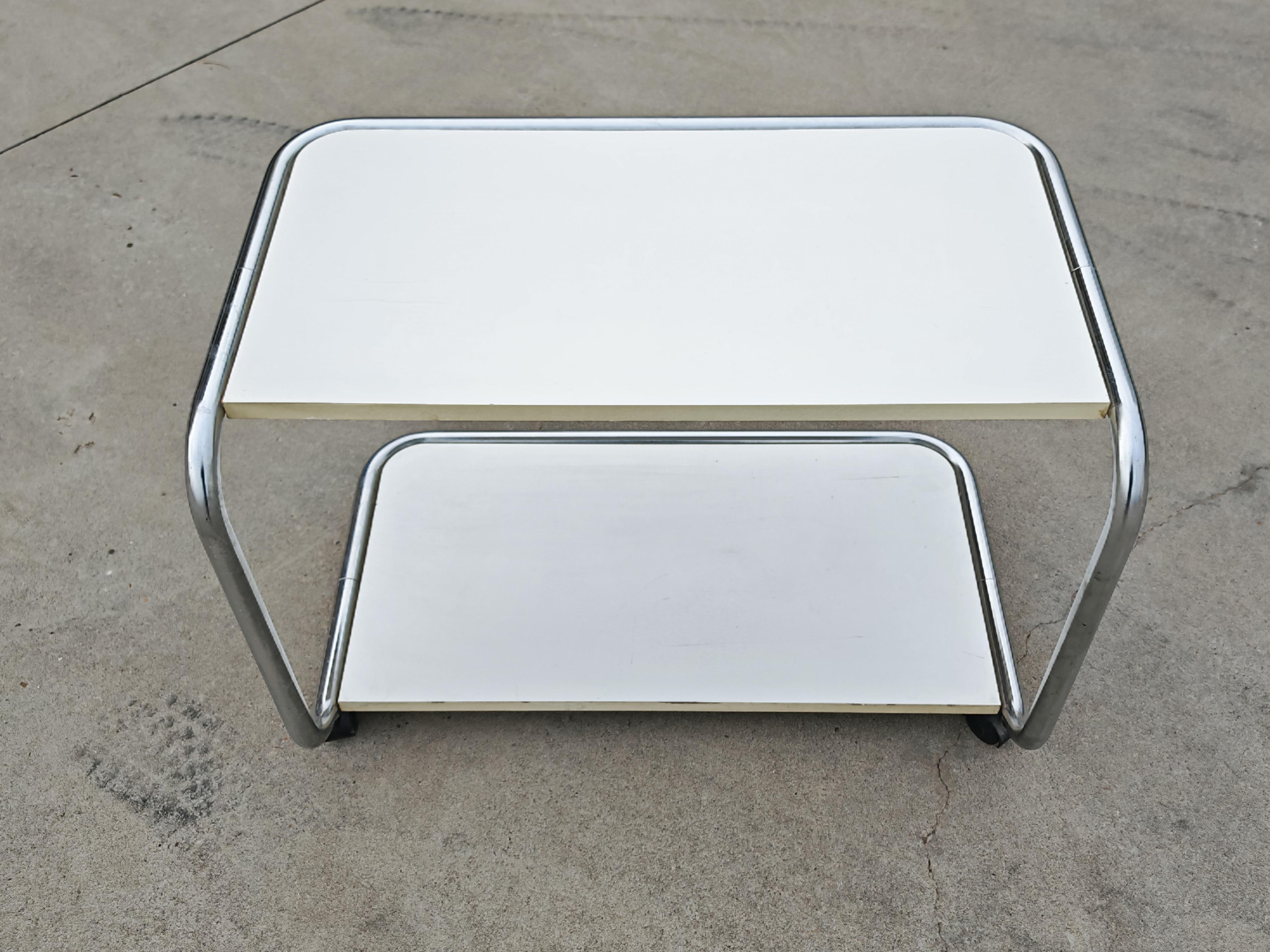 Rare table d'appoint tubulaire à 2 niveaux de style Bauhaus avec roues, Italie, années 1970