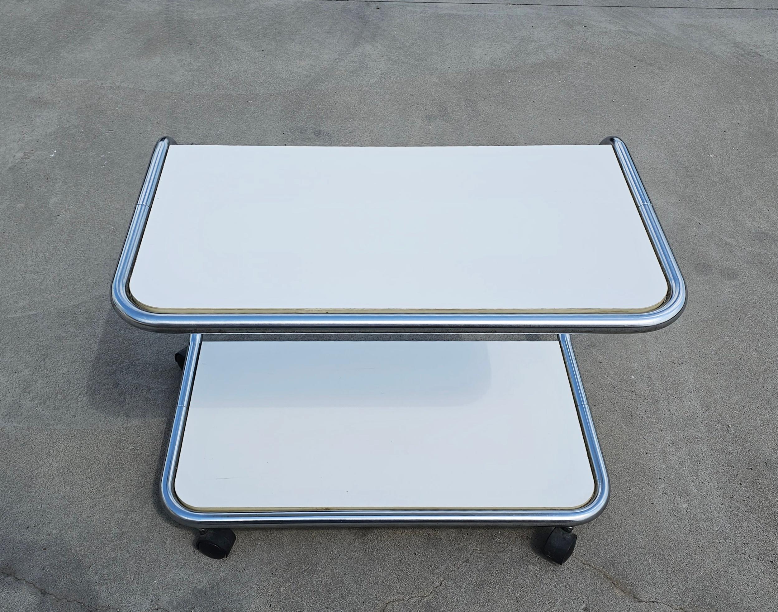 Rare table d'appoint tubulaire à 2 niveaux de style Bauhaus avec roues, Italie, années 1970 en vente 4