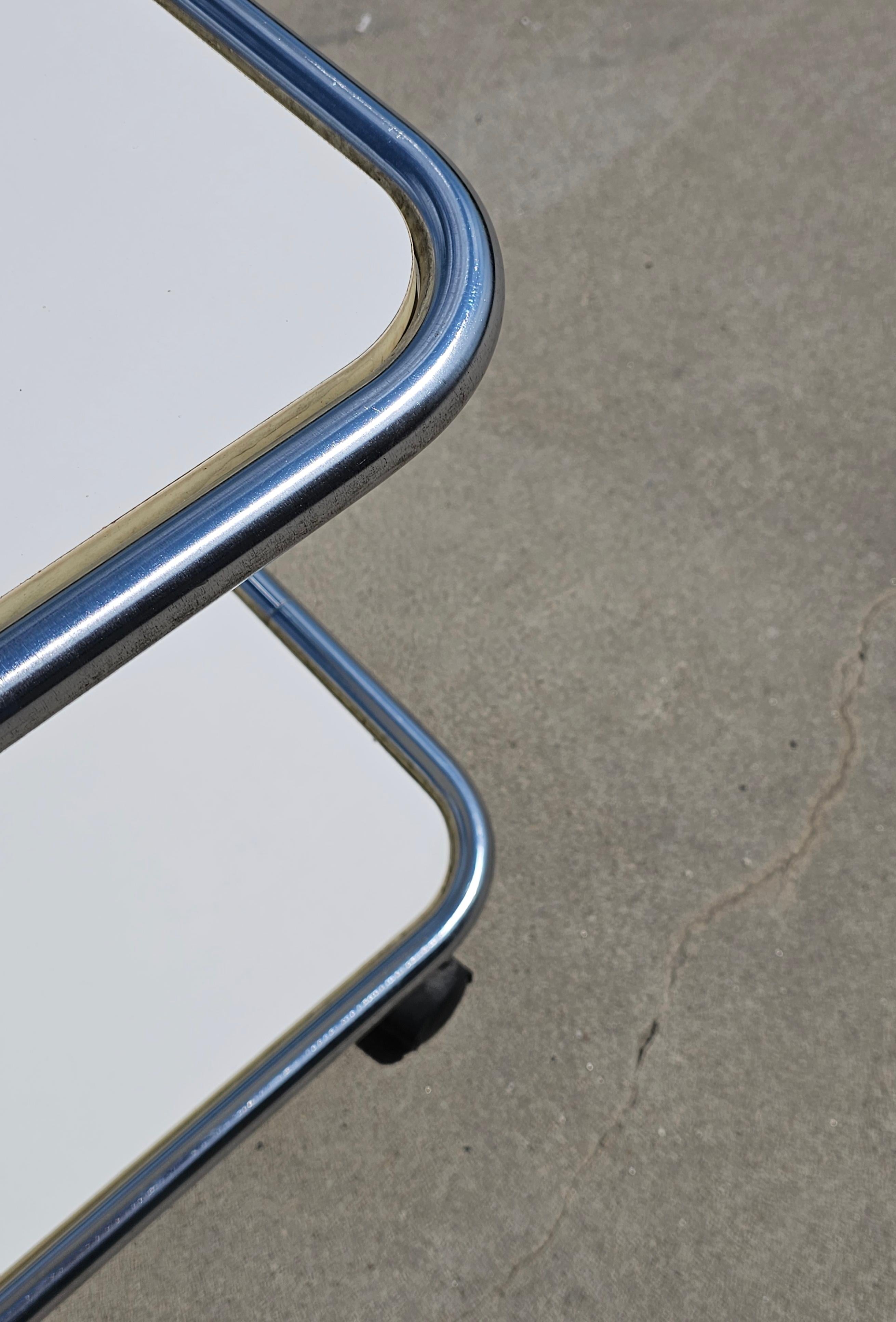 Rare table d'appoint tubulaire à 2 niveaux de style Bauhaus avec roues, Italie, années 1970 en vente 5
