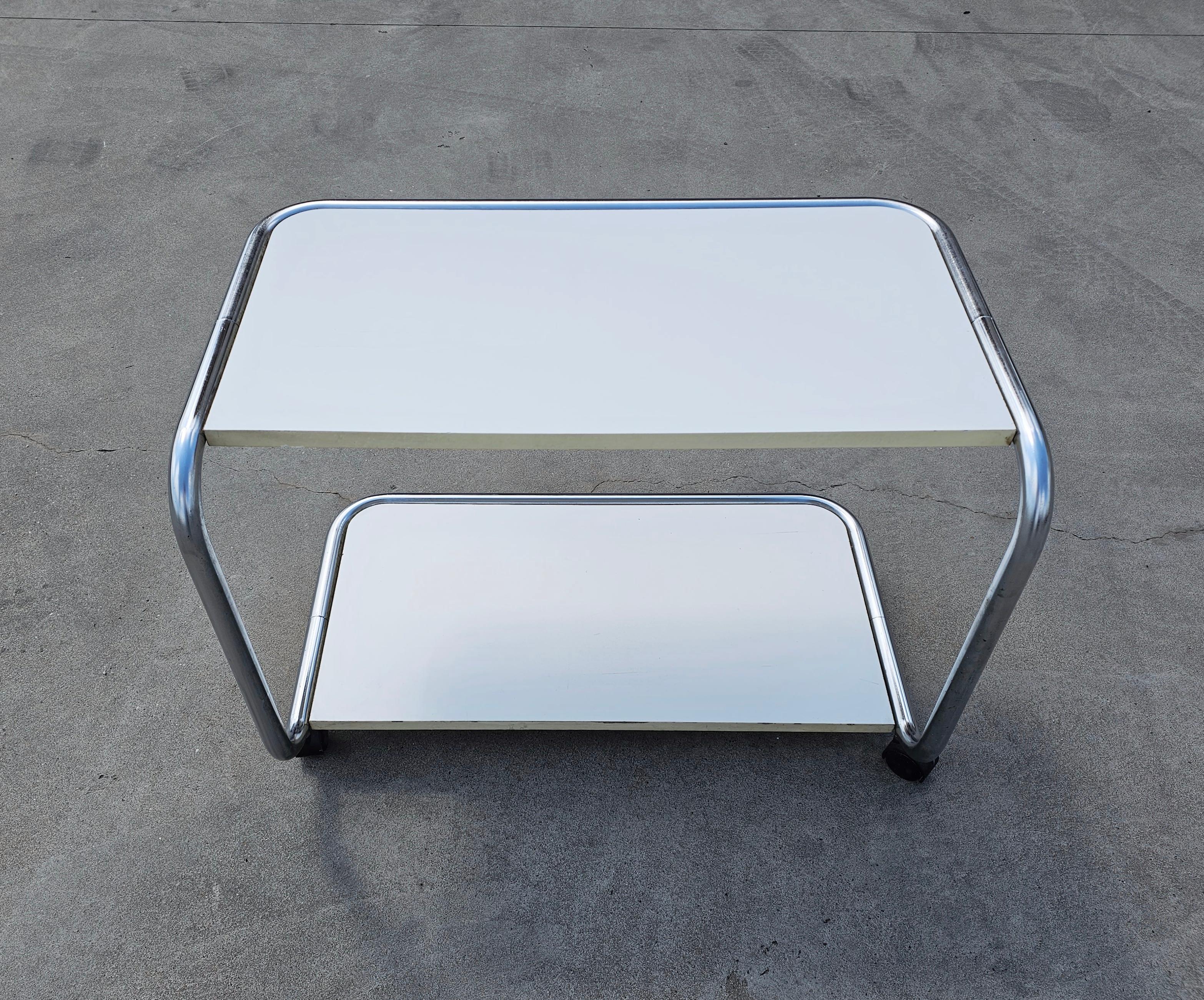 Vous trouverez dans cette annonce une très rare table d'appoint tubulaire à roulettes de style Bauhaus. Il comporte deux niveaux, avec des panneaux durs blancs posés sur le cadre tubulaire chromé.

ORIGINE : Italie

PÉRIODE : 1970

CONDITION : Très