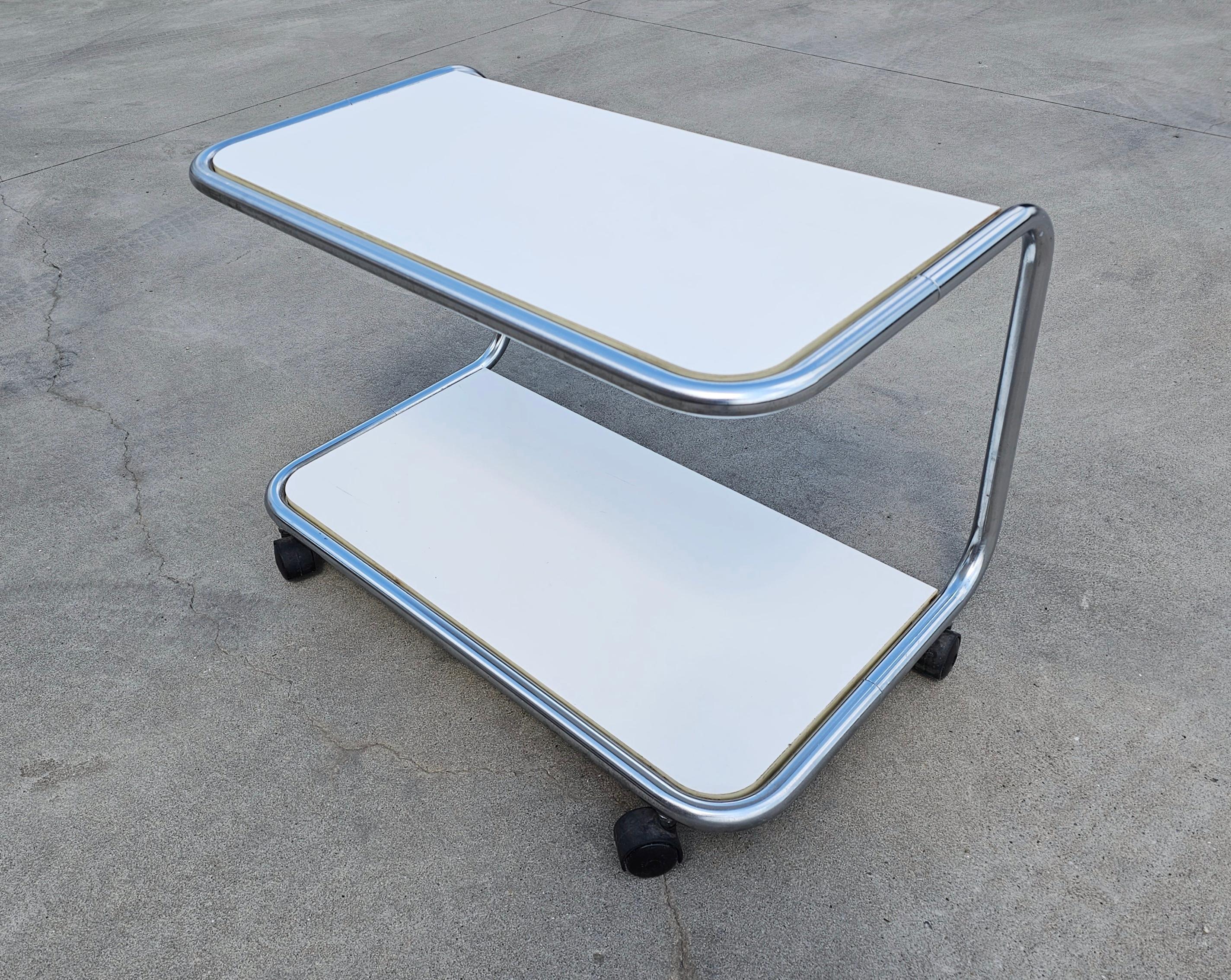 italien Rare table d'appoint tubulaire à 2 niveaux de style Bauhaus avec roues, Italie, années 1970 en vente
