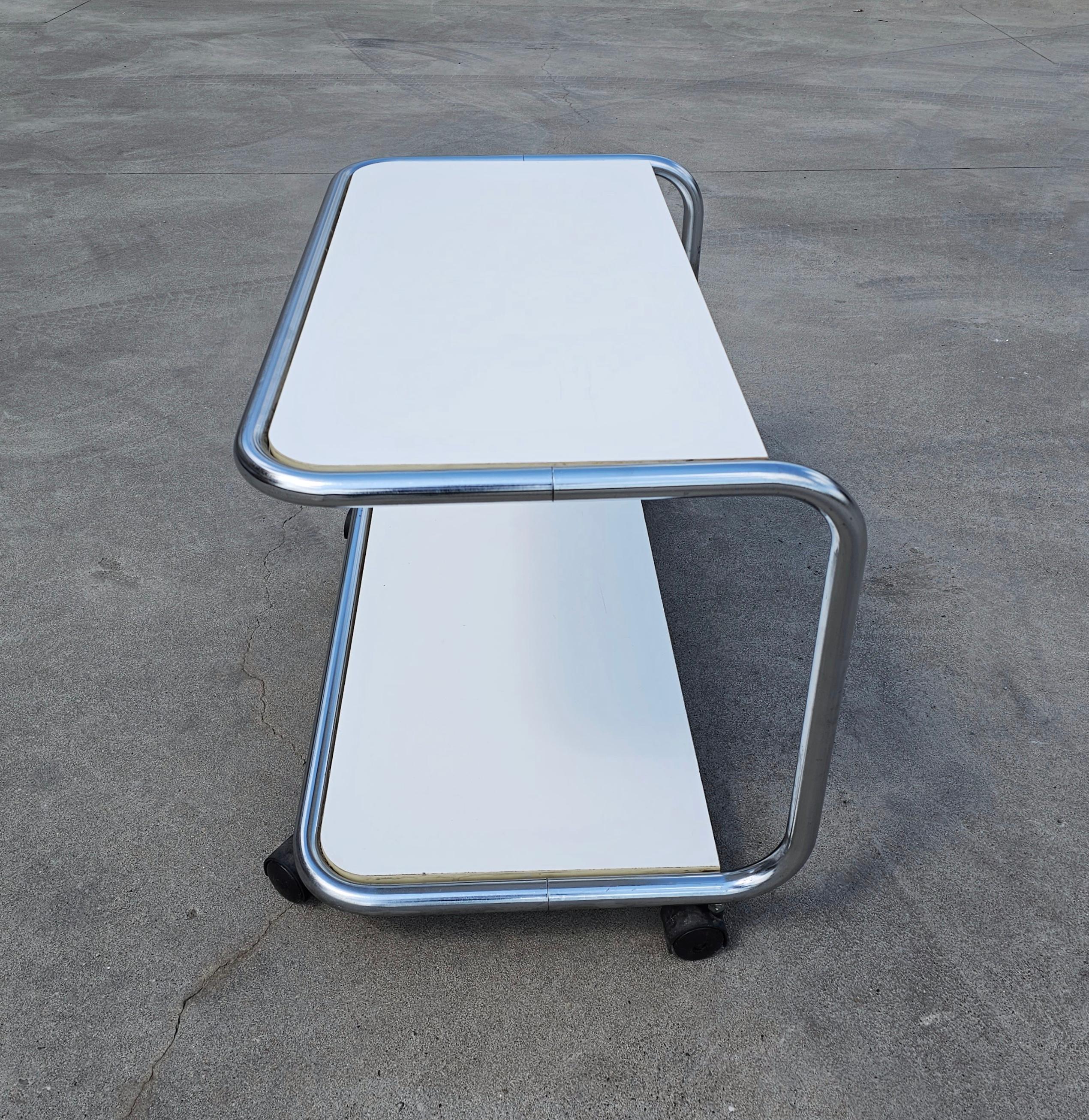 Rare table d'appoint tubulaire à 2 niveaux de style Bauhaus avec roues, Italie, années 1970 Bon état - En vente à Beograd, RS