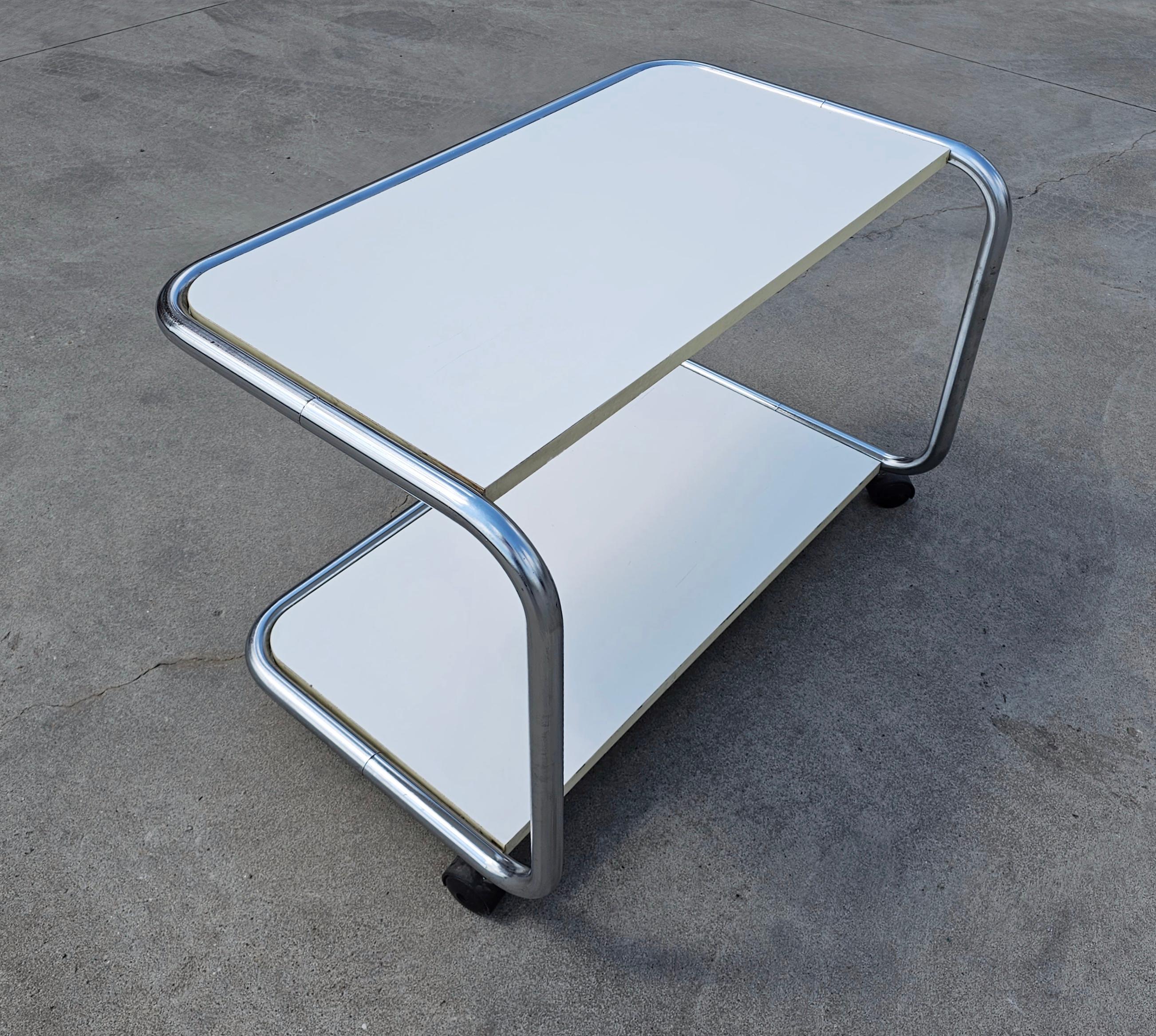 Fin du 20e siècle Rare table d'appoint tubulaire à 2 niveaux de style Bauhaus avec roues, Italie, années 1970 en vente