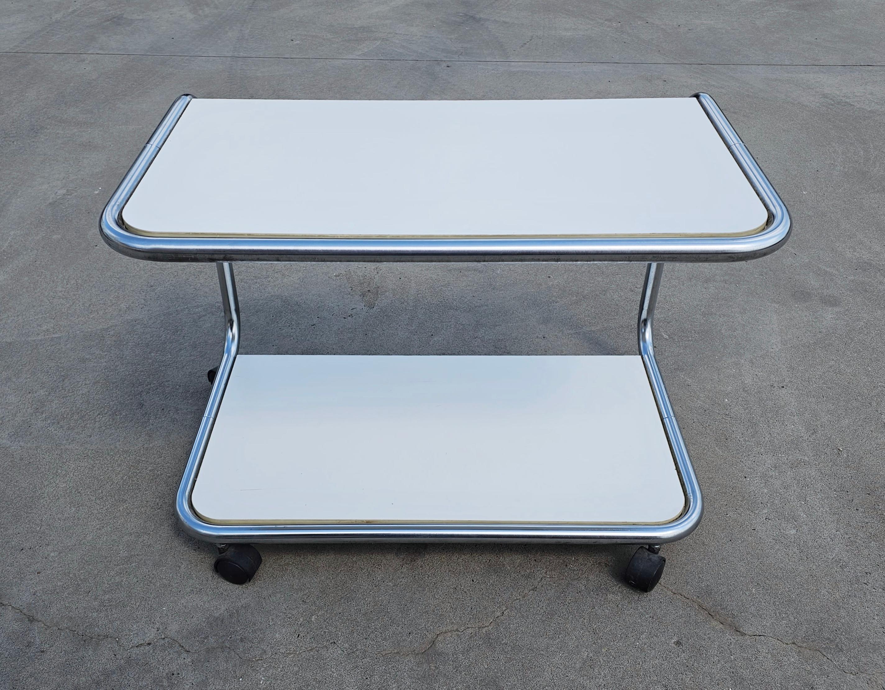 Chrome Rare table d'appoint tubulaire à 2 niveaux de style Bauhaus avec roues, Italie, années 1970 en vente