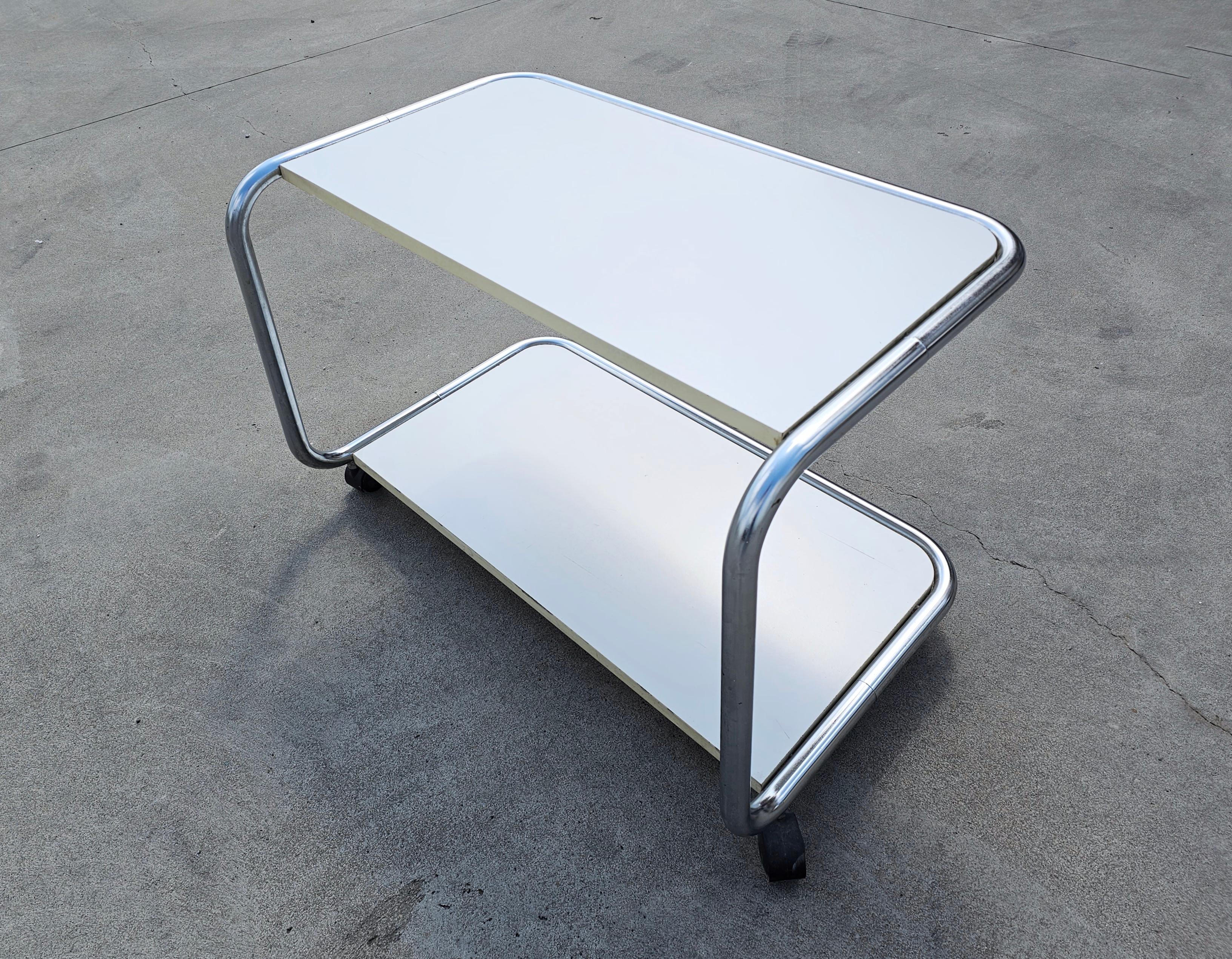 Rare table d'appoint tubulaire à 2 niveaux de style Bauhaus avec roues, Italie, années 1970 en vente 1