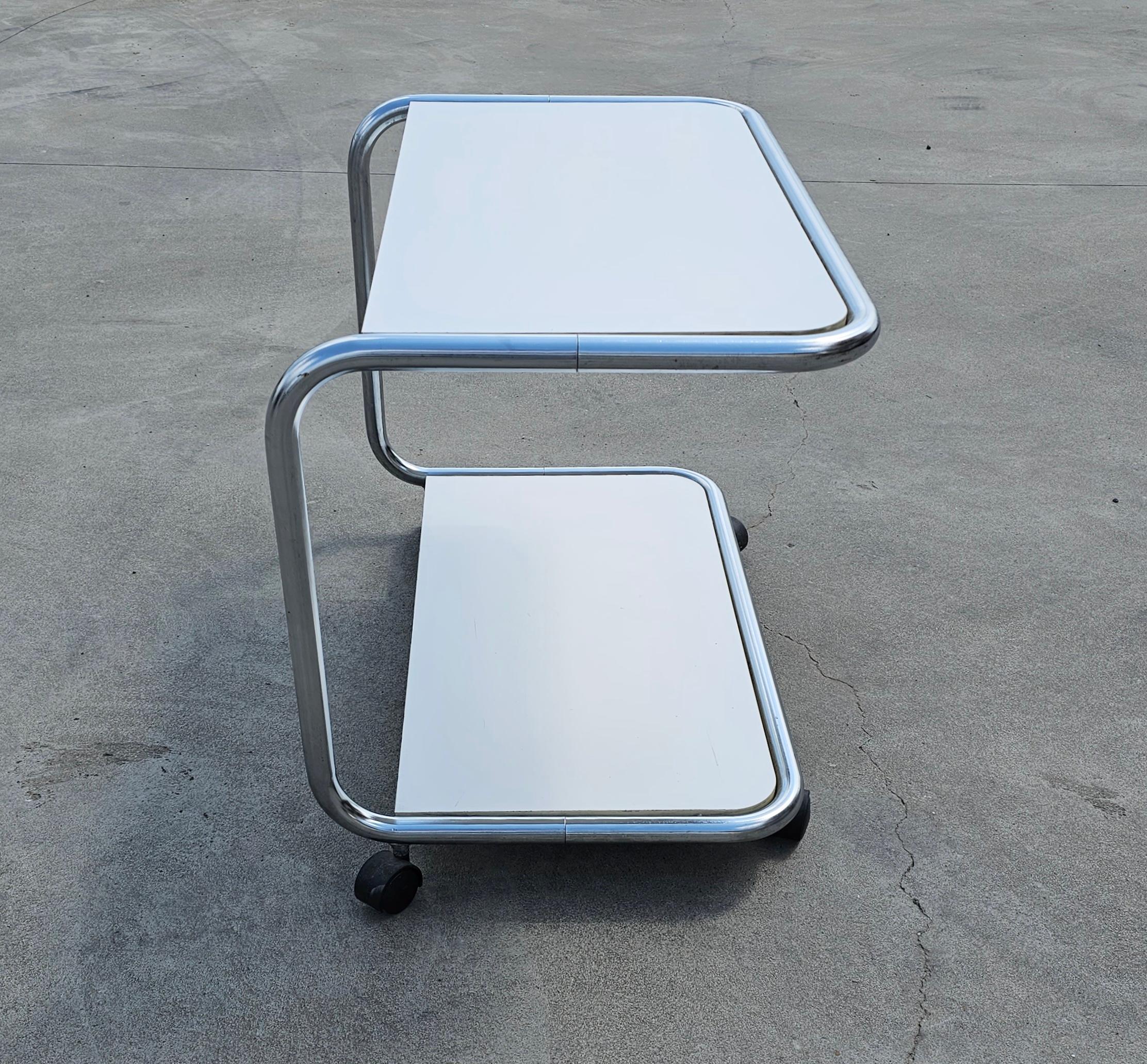 Rare table d'appoint tubulaire à 2 niveaux de style Bauhaus avec roues, Italie, années 1970 en vente 3