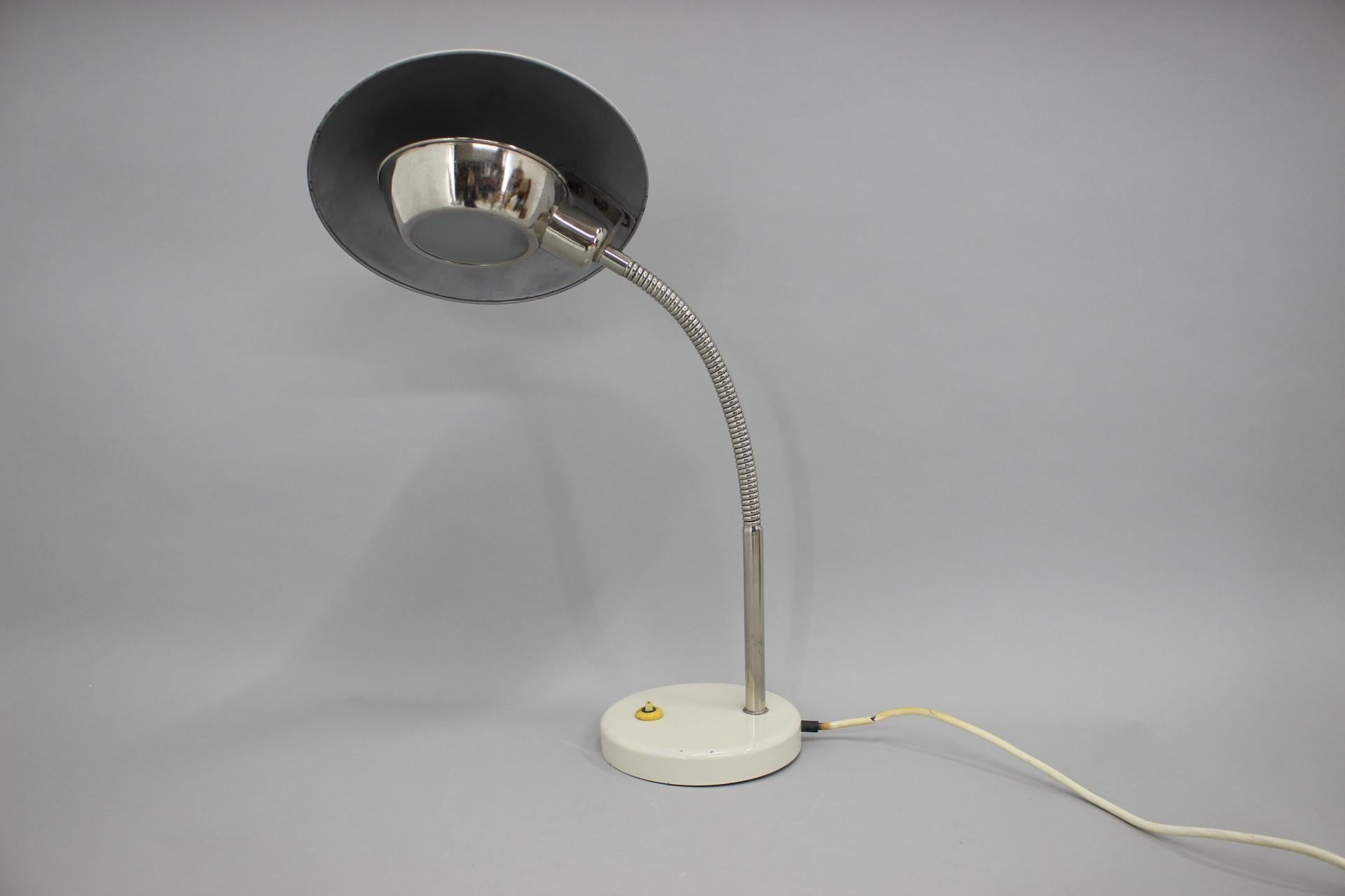 Lampe de table avec abat-jour flexible.
Câblé : 1x40W, ampoule E12-E14.
Adaptateur pour prise américaine inclus.
Bon état d'origine avec quelques signes d'utilisation.