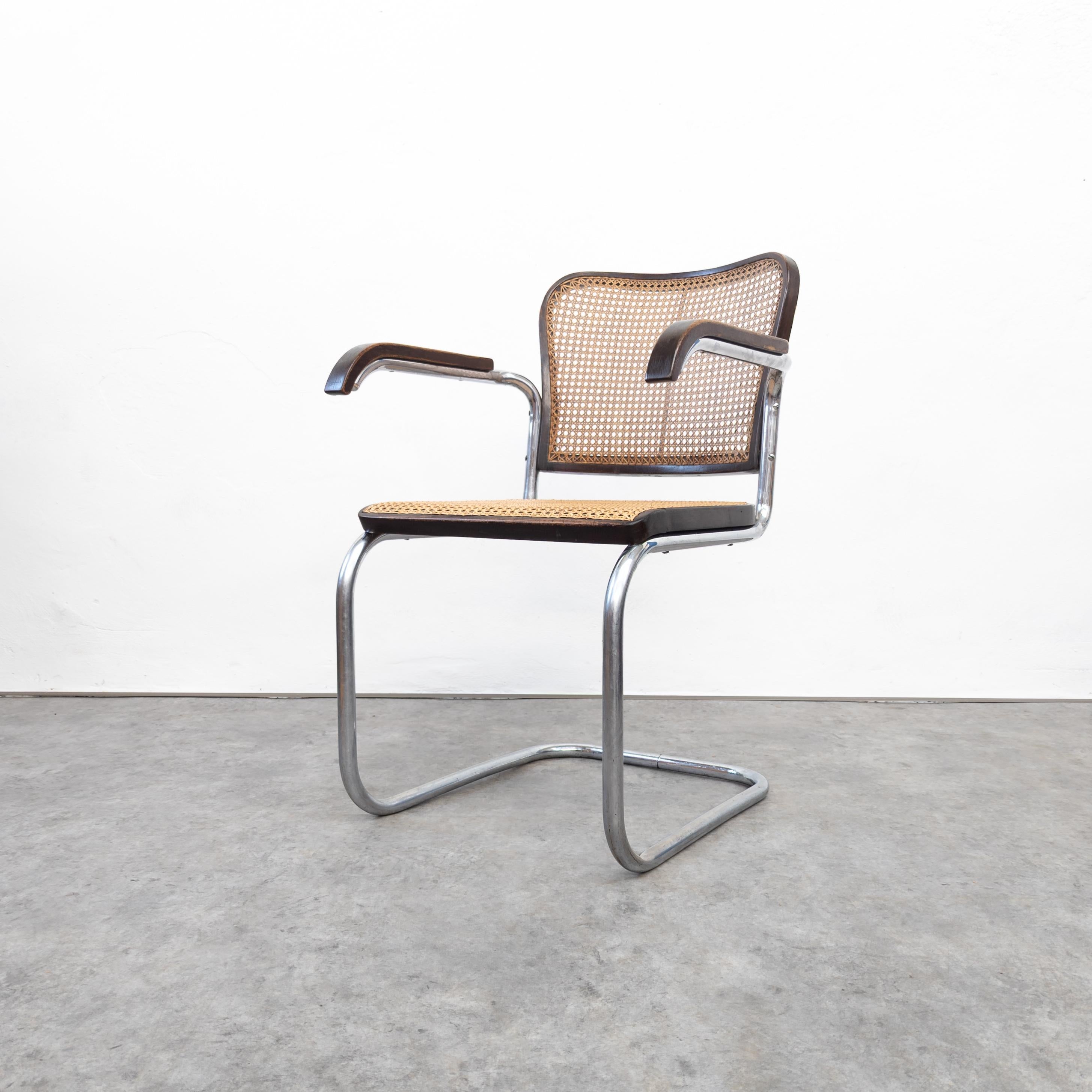 Variation du fauteuil Marcel Breuer S 64 de Robert Slezák. Très rare fauteuil fabriqué par la société Slezák à Bystritz, ancienne Tchécoslovaquie, dans les années 1930. Acier tubulaire chromé, bois de hêtre et canne. En très bon état d'origine, avec