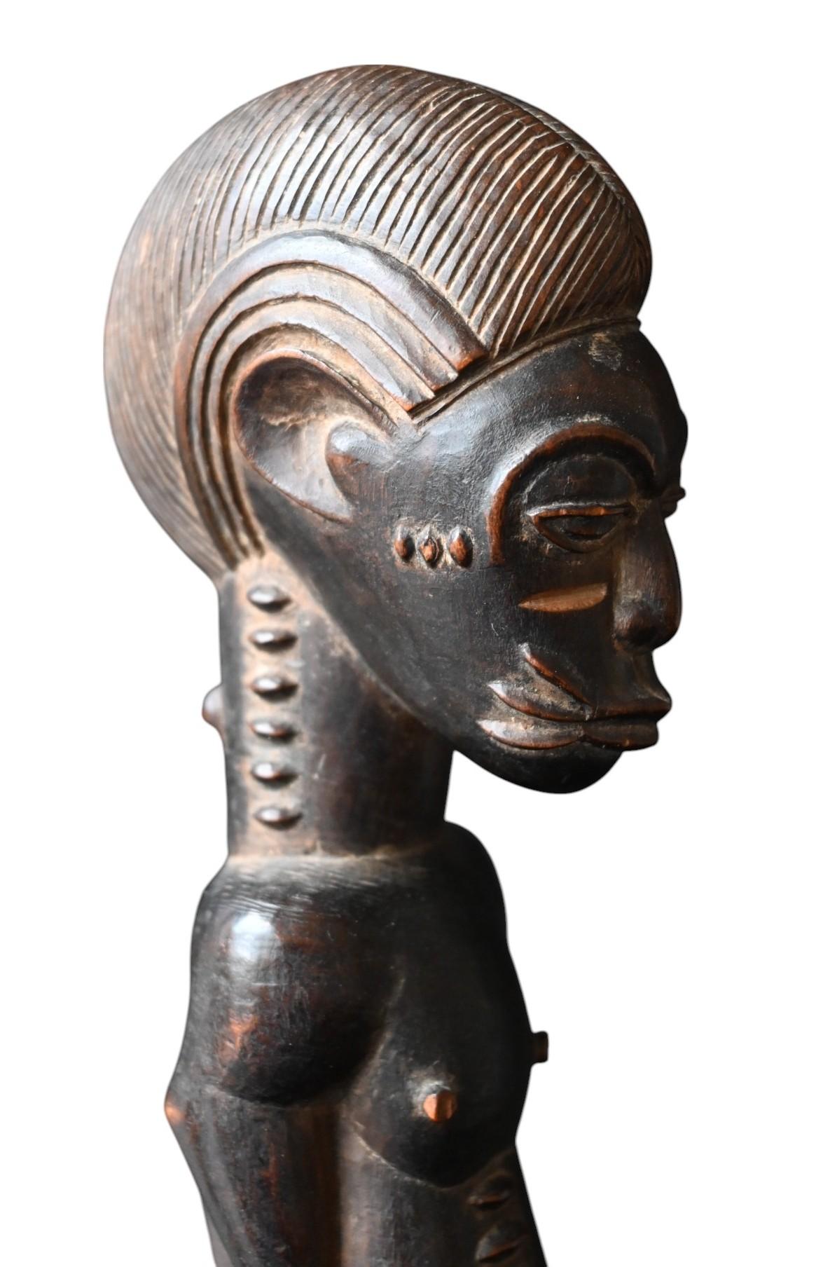 Seltene männliche Baule-Geistfigur (Blolo Bian) - frühes 20. Jahrhundert
Herkunft: Volk der Baule, Côte d'Ivoire
Zeitraum: Anfang des 20. Jahrhunderts (ca. 1900-1930)
MATERIAL: Hartholz mit dunkler ritueller Patina
Montiert auf einem speziell