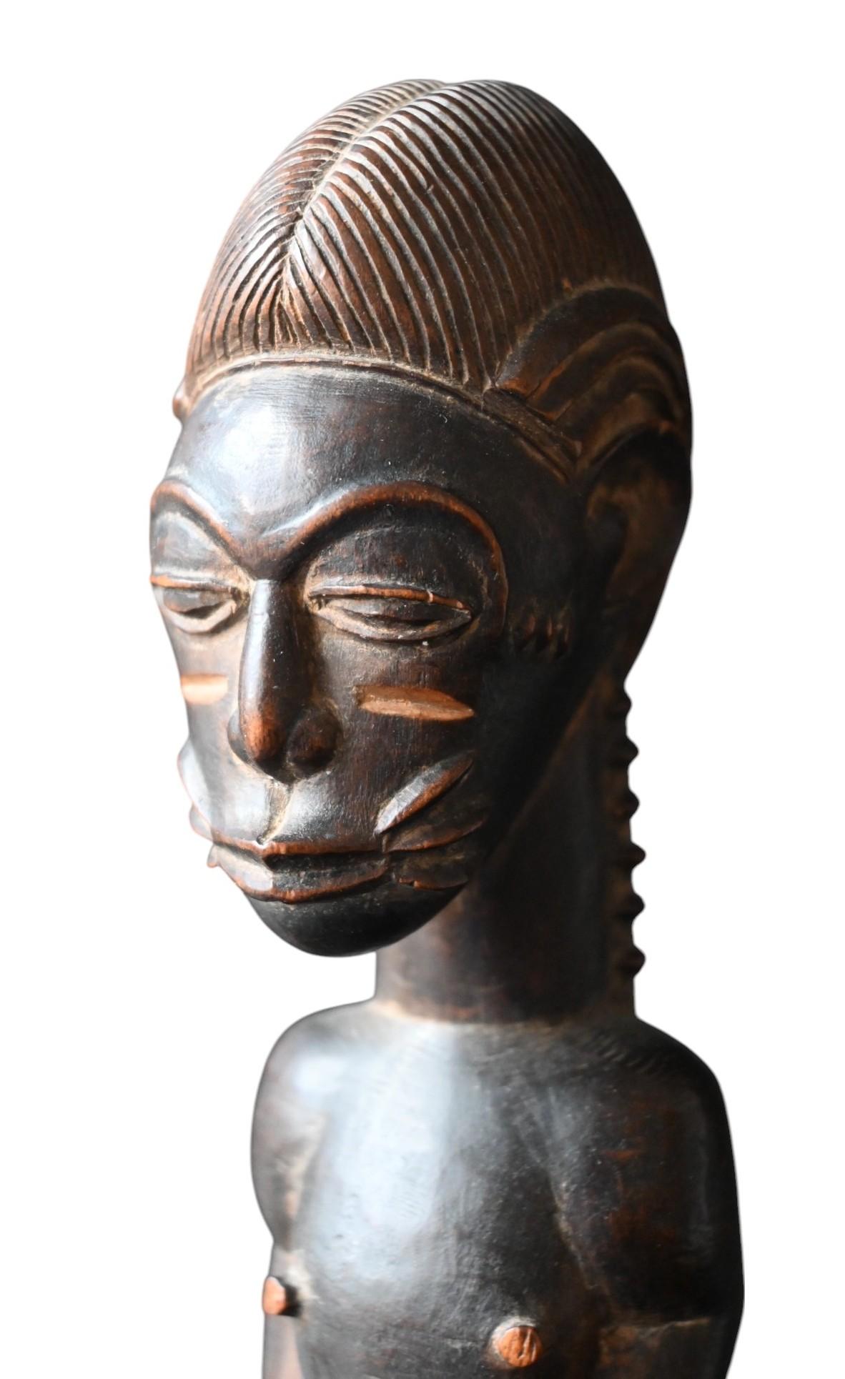Seltene männliche Baule-Geistfigur (Blolo Bian) - frühes 20. Jahrhundert (Handgeschnitzt) im Angebot