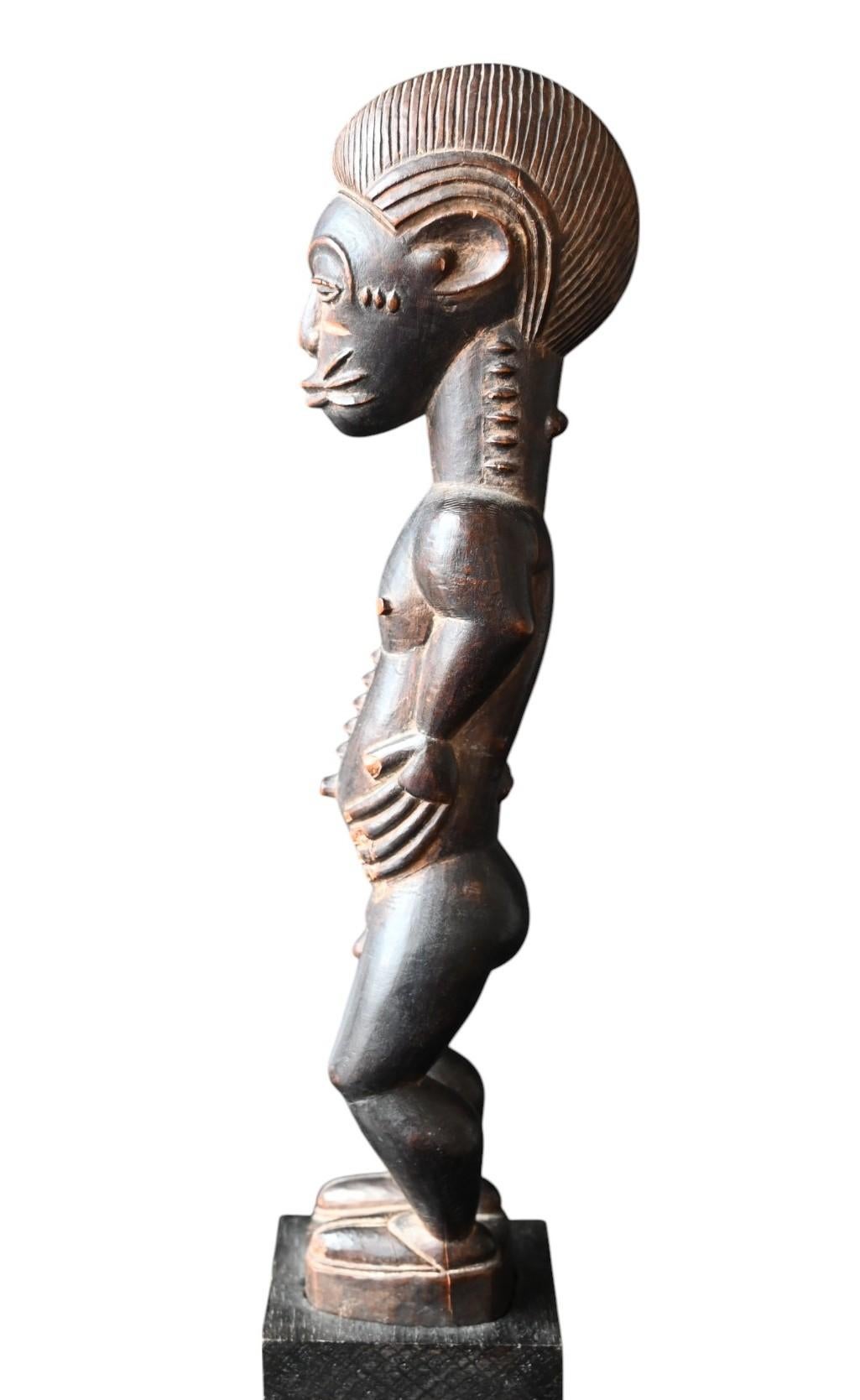 Seltene männliche Baule-Geistfigur (Blolo Bian) - frühes 20. Jahrhundert im Zustand „Gut“ im Angebot in Bilzen, BE