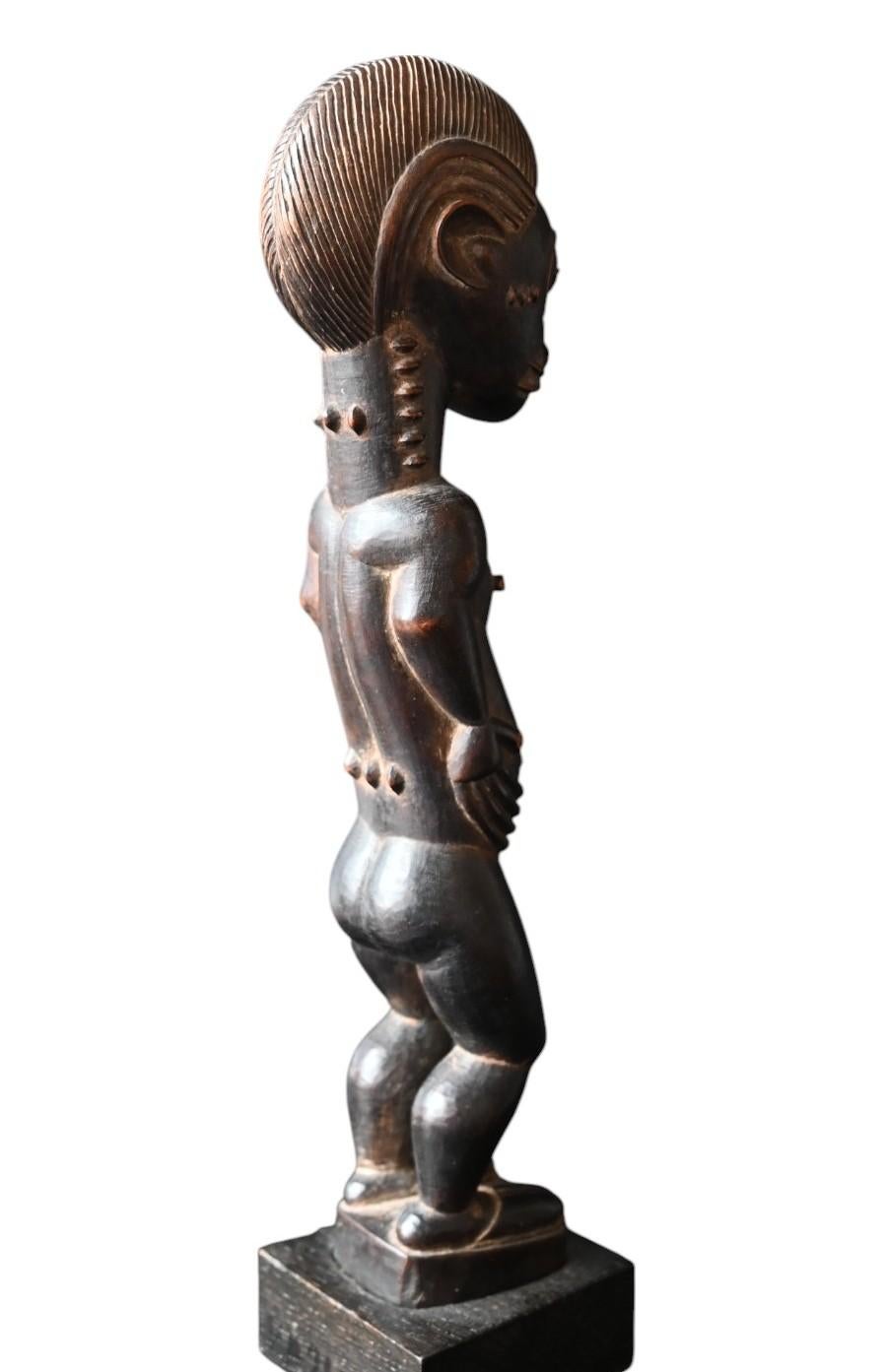 Seltene männliche Baule-Geistfigur (Blolo Bian) - frühes 20. Jahrhundert im Angebot 2