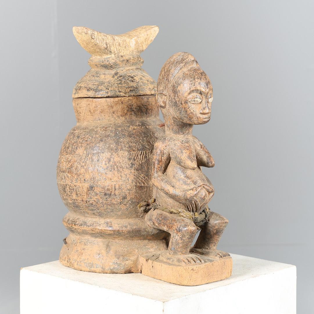 Rare boîte à oracles pour souris baoulé (Gnamien Kpan), Côte d'Ivoire, milieu du 20e siècle - Vaisseau rituel en bois sculpté avec figure tutélaire féminine
Exemple frappant et rare de l'art rituel baoulé de Côte d'Ivoire, cette boîte à oracles en