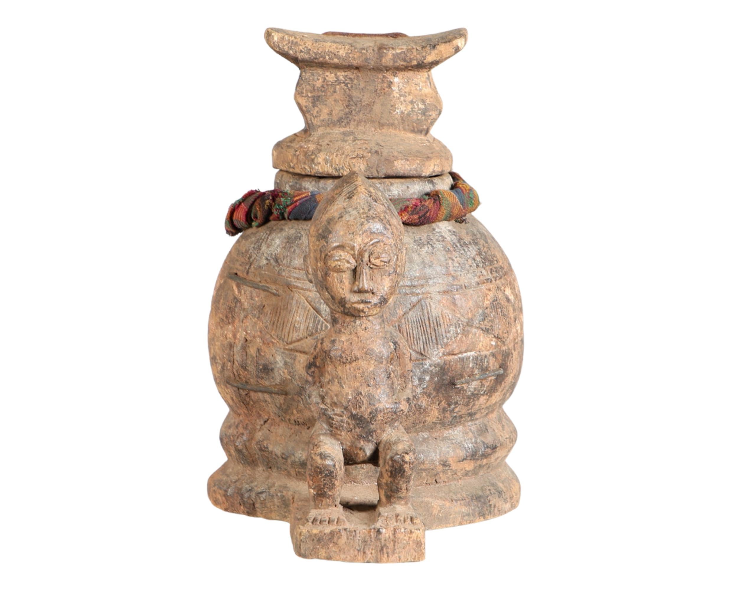 Rare Baule Mouse Oracle Box (Gnamien Kpan), Ivory Coast, Mid-20th Century – Carved Wooden Ritual Vessel with Female Guardian Figure
A striking and rare example of Baule ritual art from Côte d’Ivoire (Ivory Coast), this mouse oracle box (gnamien