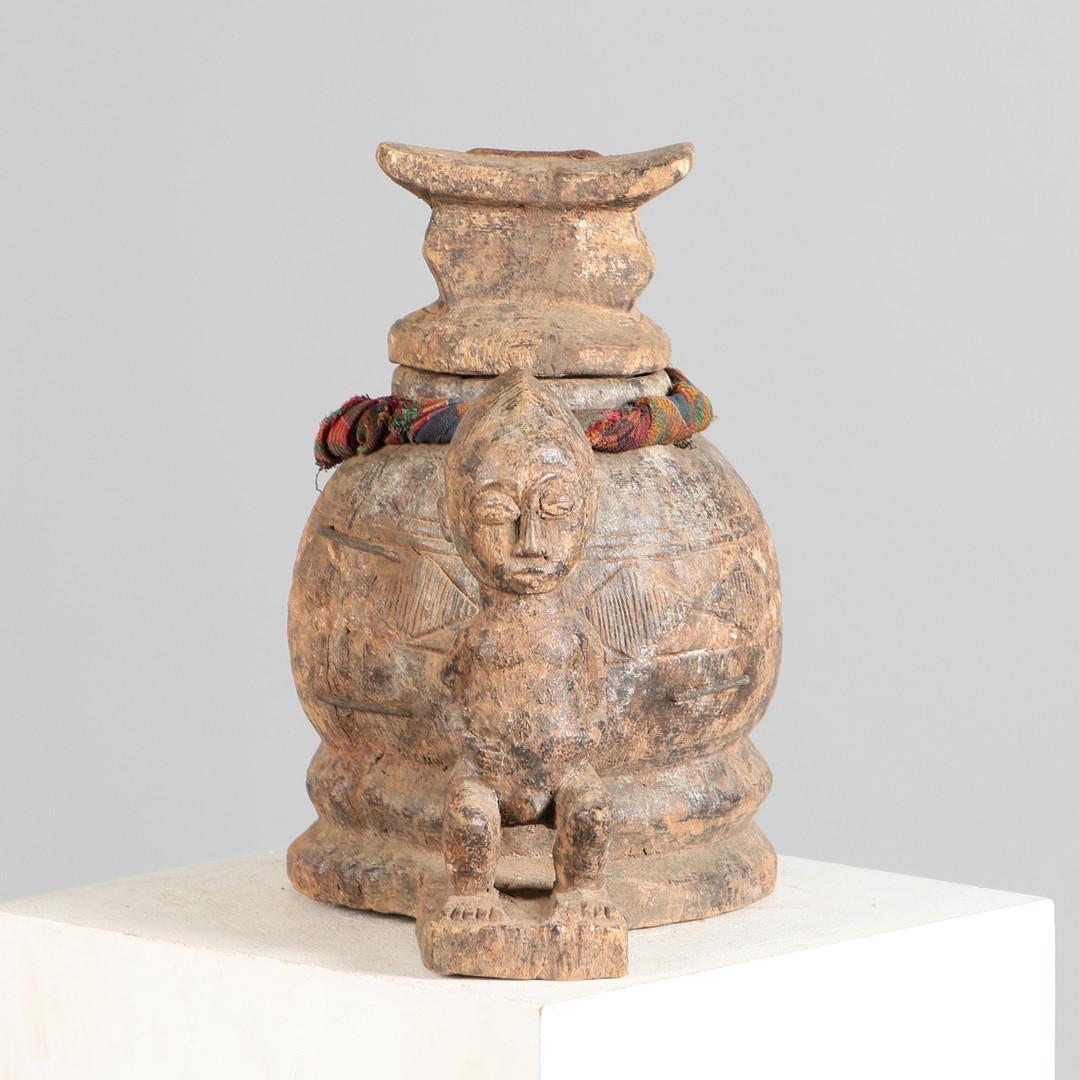 Early 20th Century Rare Baule Mouse Oracle Box (Gnamien Kpan) Ivory Coast, Mid-20th Century Carving For Sale