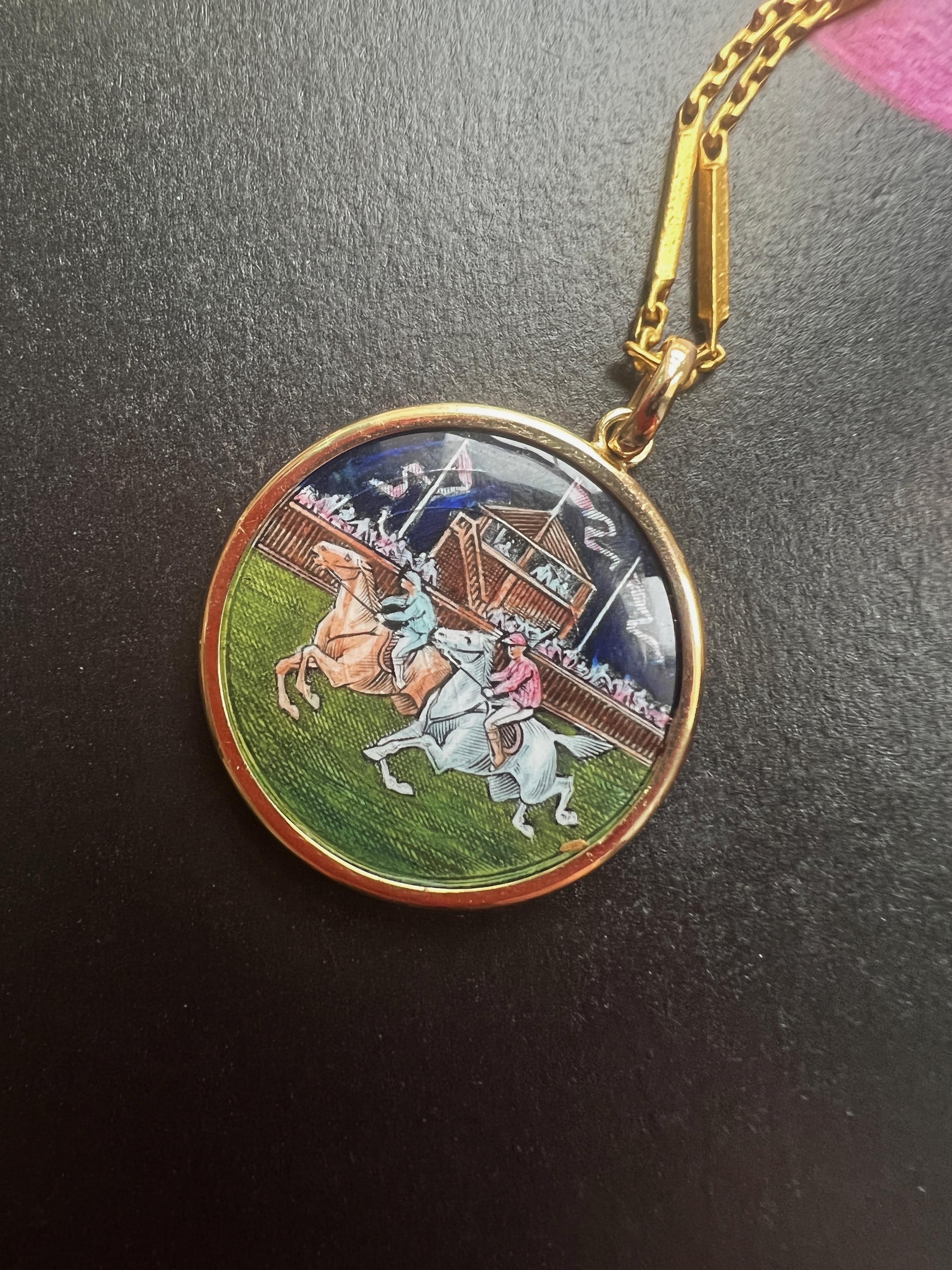 In front of us an intricate, colorful and rare enameled pendant, featuring a fierce horse race.

We see this pendant as an ultra refined work of art thanks to the beautiful hand painting which allows to trace the precise fine lines of the horses,