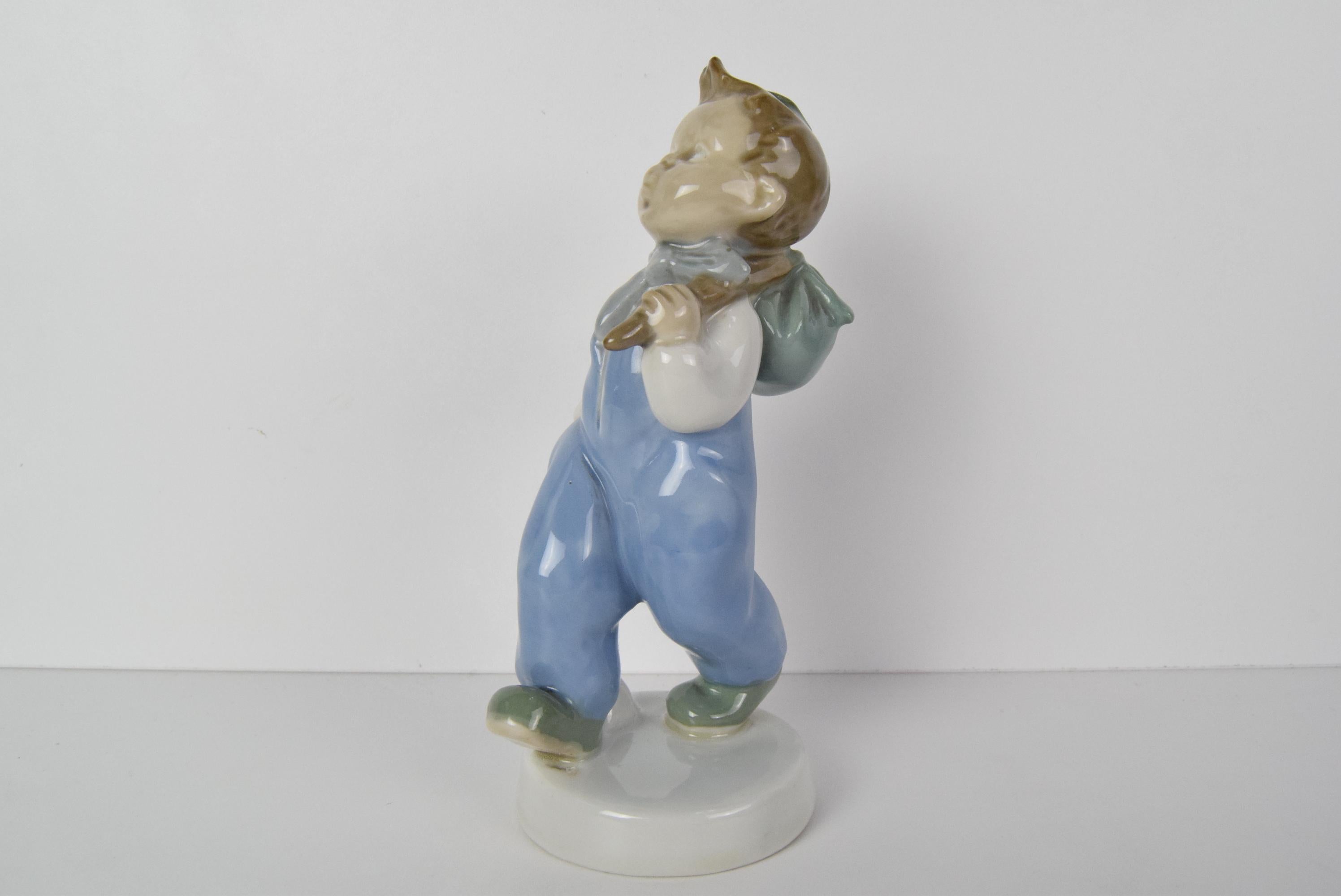 
Un petit clochard avec un chien dans un nœud
Conçu par l'artiste Ellis Strobach König (1908-2002)
pour la manufacture de porcelaine ROYAL DUX Duchcov
Bon état