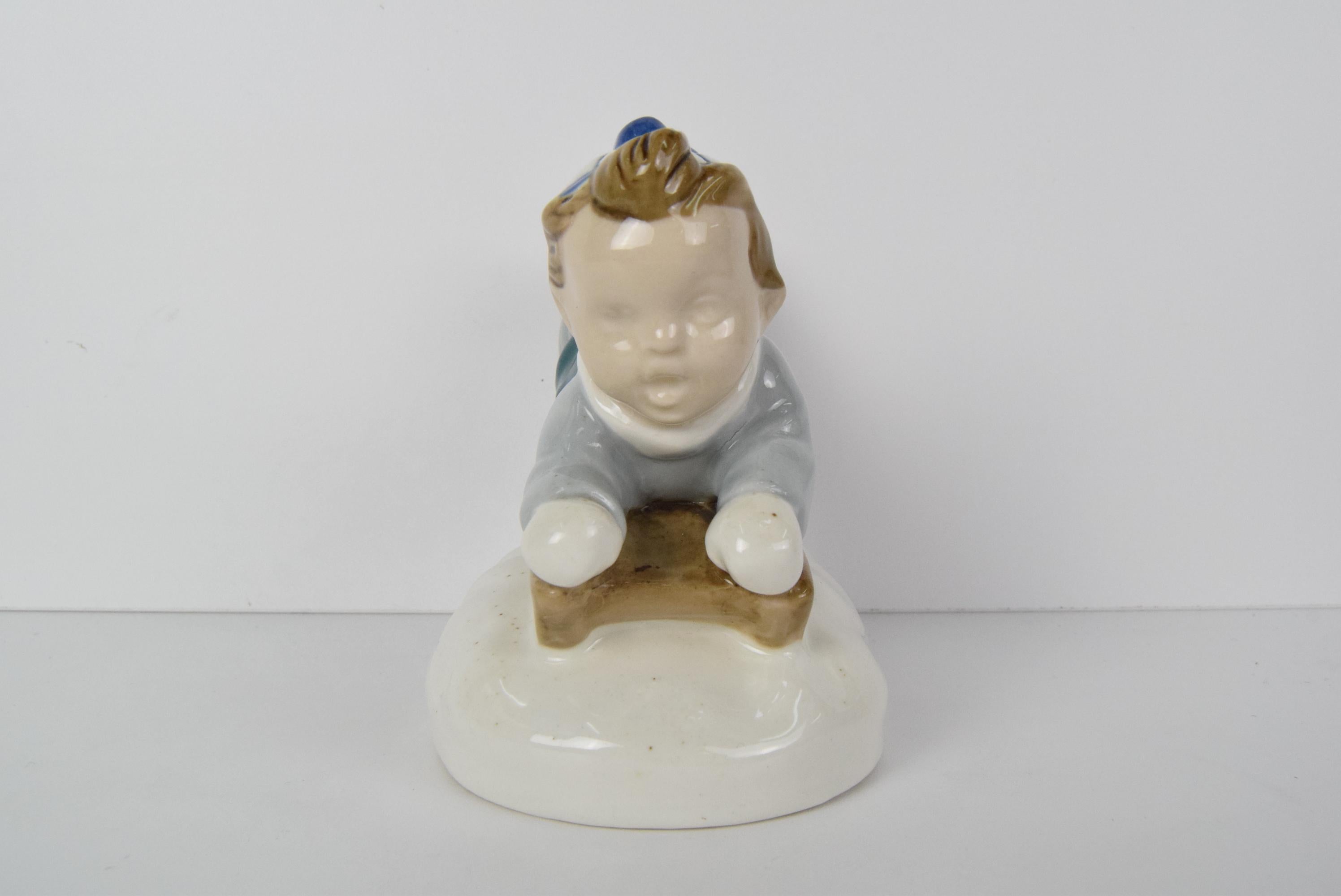 
Petit garçon sur un traîneau
Conçu par l'artiste Ellis Strobach König (1908-2002)
pour la manufacture de porcelaine ROYAL DUX Duchcov
Bon état