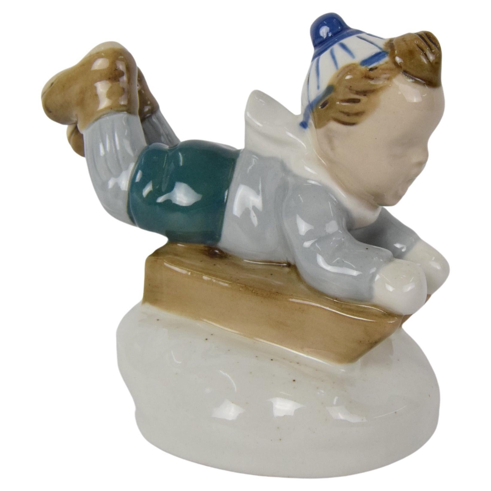 Rare et magnifique figurine de garçon en porcelaine de Ella Strobach König/ ROYAL DUX en vente