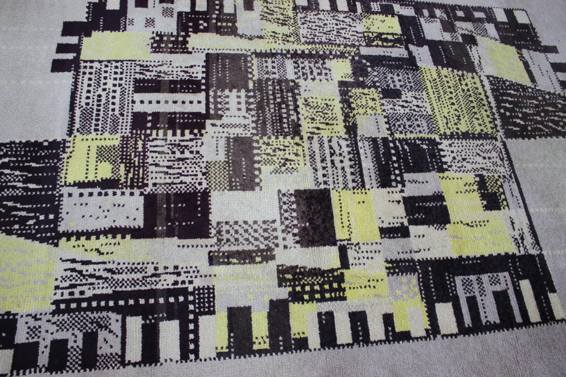 Seltener schöner handgefertigter Teppich aus Wolle mit abstraktem Design, 1940er Jahre (Tschechisch) im Angebot